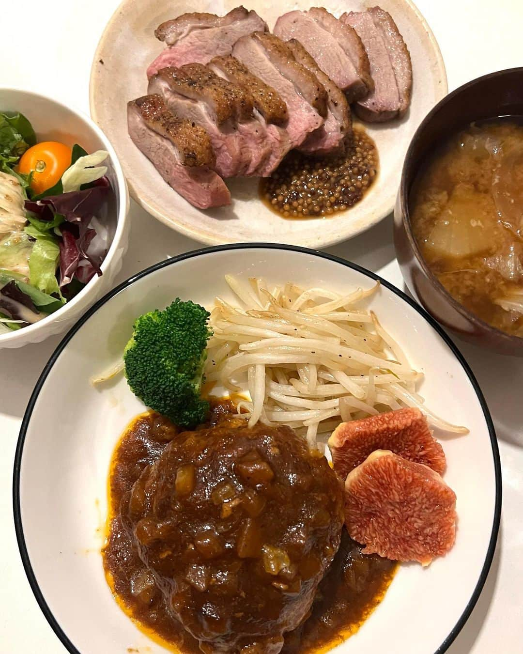 甘糟記子さんのインスタグラム写真 - (甘糟記子Instagram)「金曜日の夕飯(≧∀≦)  煮込みハンバーグ！ あとは最近スーパーに合鴨の冷凍が売ってるので、グリルで焼きました(๑>◡<๑) 自家製粒マスタードと一緒に！  ハンバーグは玉ねぎを生のまま入れてるので、食べる時にまだ歯応えが少しあってなんか美味しいの！ お肉も豚肉だけで作るから、すごく軽くてペロっといけちゃうやつ(๑˃̵ᴗ˂̵) りんごを細かい賽の目にカットしてソースを煮込んでます。  お弁当用のサイズのもしっかり作って(o^^o)  明日のお弁当に入れようっと\(//∇//)\  #甘糟ご飯#夕飯#おうちご飯#家ご飯#煮込みハンバーグ」10月22日 22時09分 - norihey924