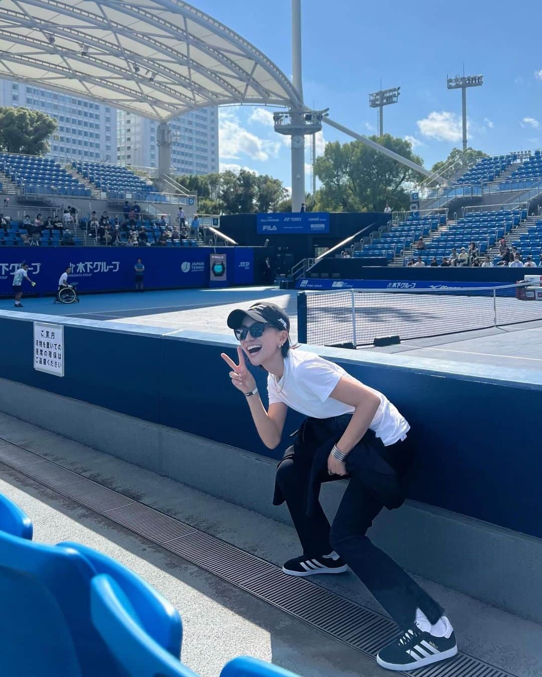 二宮こずえのインスタグラム：「. 先日ずっと楽しみにしていた ジャパンオープンに行ってきた 小田選手の優勝の瞬間をこの目で見たくて 車いすテニス決勝戦の日のチケットを購入 アグレッシブで躍動感がすごく とにかく迫力がありめちゃくちゃカッコ良い競技！！  @tokitooda 優勝おめでとう🏆 最高にカッコ良かったーーー！！  トップス　@hanes_japan  パンツ　@motherdenim  靴　@adidas  ネックレス　@oldhanna.vtg  ピアス　@tahu_jewelry  サングラス　@zara  ジャケット　@boutiqueordinary_official  キャップ　現地で購入 @kinoshitagroupjapanopen  #153cm#153cmコーデ」