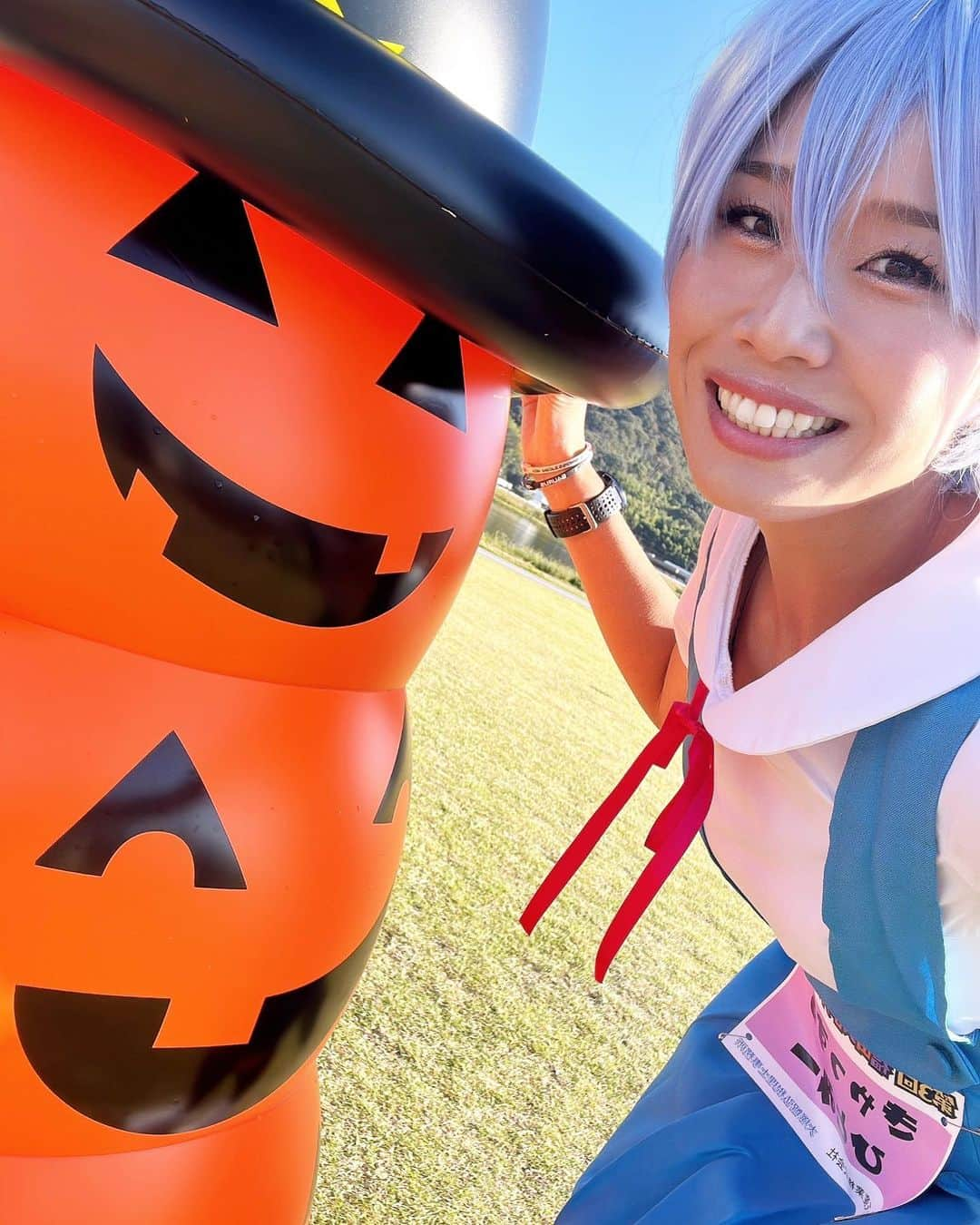 きゃっするひとみーのインスタグラム：「#福山ハロウィンマラソン 今年もたなーさんにお声かけいただけて🥲🎃❤️ 大好きな福山へ🚄✨  なんんんかい来ても絶好のロケーション！今日も最高の天気✌️  前夜祭から福山堪能🫶  3年目の今年、速さもハロウィンレベルも上がりすぎてる😂✨お子様から大人まで、走って楽しむお祭りの一日✨  公式からお写真もらったらまた詳しく☺️ 本日参加した皆様、たなーさん、スタッフの皆様！！  ありがとうございました✨  この仮装。。 何がわかる？？ コメントで待ってます😂❤️  #綾波レイ #エヴァンゲリオン知らんのにごめん  #マラソン大会 #ハロウィンコスプレ  #マラソン女子  #マラソン #ランニング  #ランニングシューズ  #お城マラソン #福山城 #ランナーズ」