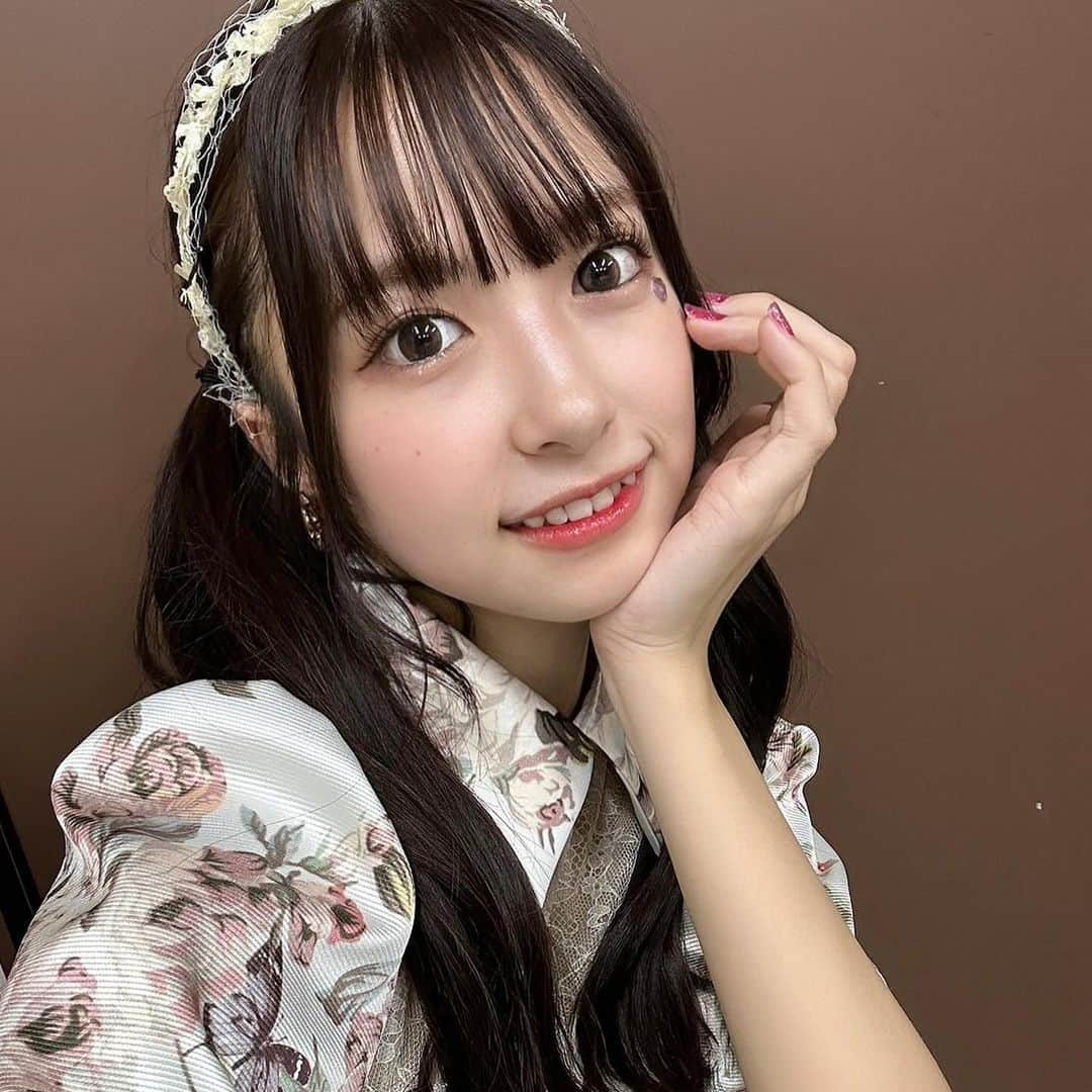 橋本陽菜さんのインスタグラム写真 - (橋本陽菜Instagram)「👑 * #AKB48武道館 3日目✨ありがとうございました🎤 オープニングから盛り上がり間違いなしのコンサート💓 ユニットは 🌷新しいチャイム(春生まれ) 🏫君は僕の風(特技勉強？笑) 🐝サヨナラじゃない(チームサヨナラじゃない) 🍀祈りはどんな未来もしあわせに変える(本気のくじ引き) を披露させていただきました🪽  2018年以降の楽曲のみでのセットリスト✨ 本当に覚えることがたくさんで、 なかなか披露しない楽曲が多いからこそ、 もっともっとたくさんの楽曲を知って、 色んな楽曲がAKB48といえば！っていう曲になって欲しい💭 そう思いながらパフォーマンスさせていただきました🫶  3日間本当に楽しくて、ステージでアイドルをすることが 本当に大好きなんだなって思いました💓 また武道館に立てるようにこれからも精一杯がんばります🧅 アイドルになってよかった！ AKB48になってよかった！！！！ * 新衣装🩷 また新衣装のことも別投稿で書きますが、 マジで神です！可愛すぎるピンクで、チュールツインリボン🎀 オサレカンパニー様ありがとうございます😊 これからもっともっと衣装とツインが似合うアイドルになります🙋‍♀️ 写真は今日着させていただいた衣装です📸 * #pyonstagram  #AKB48 #チームB #浅井チームB #アイドル #富山 #富山県 #はるpyon #橋本陽菜 #圧倒的橋本陽菜 #橋本陽菜を広める」10月22日 22時11分 - 48pyonz_toyama