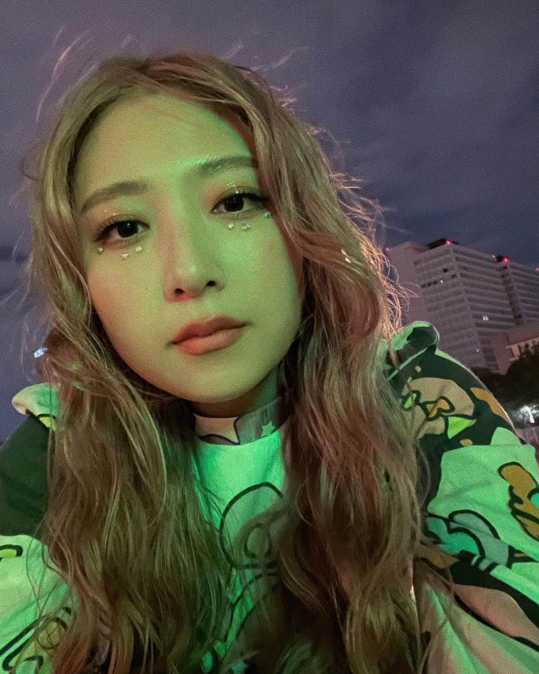 松尾レミのインスタグラム：「撮影メイク、大きいラインストーンとアイシャドウ輝かせました✴︎ラメはペリペラ、ストーンはカラーポップ！みんな、気分が乗らない時でもラメ乗せて自ら光らせていこ〜」