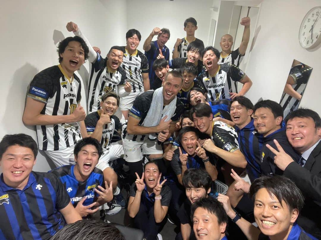 山本智大さんのインスタグラム写真 - (山本智大Instagram)「Vリーグ開幕しました！無事2連勝することができました！来週はホームゲームです！たくさんの応援待ってます📣 #Vリーグ #バレーボール #パナソニックパンサーズ #青ユニ新鮮 #似合ってるかな？🤔 #最高でーす #zamst」10月22日 22時22分 - tomohiro_yamamoto