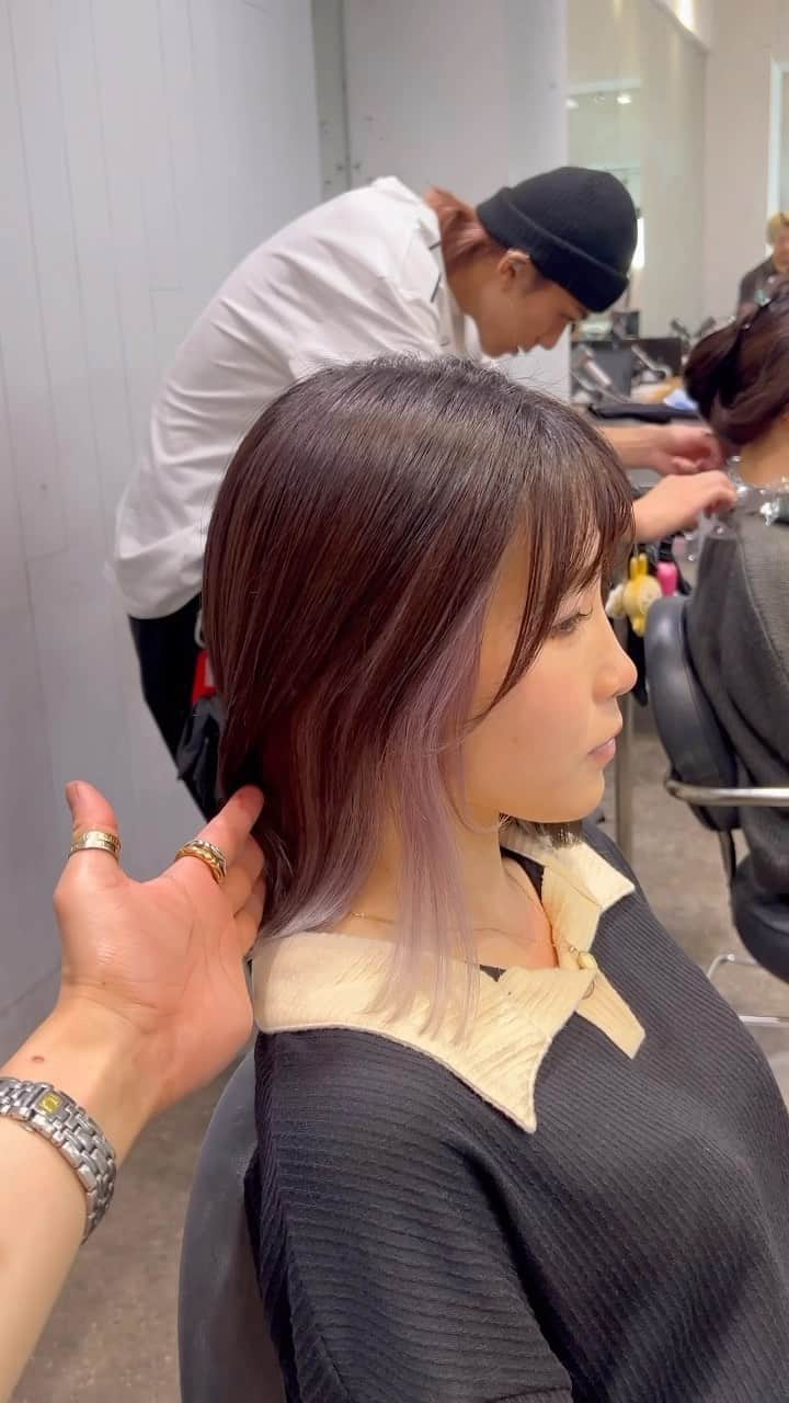 北川 貴憲のインスタグラム：「必ず可愛くできます✨ 顔まわりカット✂︎✂︎✂︎ パールラベンダー^ ^  襟足すっきり。女性らしい丸み、ピタッと収まるシャープな アウトラインがより後頭部の丸さを ひきたたす。 もみれ毛が可愛い^ ^ レザー、スライドカットで作る✂︎ 削りショート✂︎  小顔ショート✨ ミニショート✨ 羽バング^ ^ ショートカットは似合せカットが とても大切✨^ ^  必ずあなたに似合うショート 作ります^ ^ コントラストをつけるための骨格に合わせた質感調整が大切^ ^  北川　貴憲　TAKAに お任せ下さい👍  ショートヘア、ボブは似合う長さと バランス柔らかい質感が大事✨ あなたにあった独自のプロセスで かならずなりたいにかえます😊  🌟小顔になれる前髪、顔まわりのカット 🌟収まりの良い綺麗な丸みのあるシルエット 🌟コントラストができるカット 🌟首が綺麗に見える襟足 ご予約は、お早めに😉✨  @takanori.kitagawa  8/1  6/68  7さんど 1  25ぱー　　10ぱー #hair#大人ショート#新宿美容師#ハンサムショート#オレンジメイク#ショートスタイル#ミニーショート＃ボブ#mie#tokyo#新宿#美容室#ALBUM#ショートヘアアレンジ#北川スタイル#ショート#丸みショート#丸みショートボブ#耳かけショート #ベージュ#ショートボブ#似合わせショート#ショートヘア  #ミルクティーカラー#マッシュショート#もみれ毛#くびれショート #くびれショートヘア#くびれショートボブ」