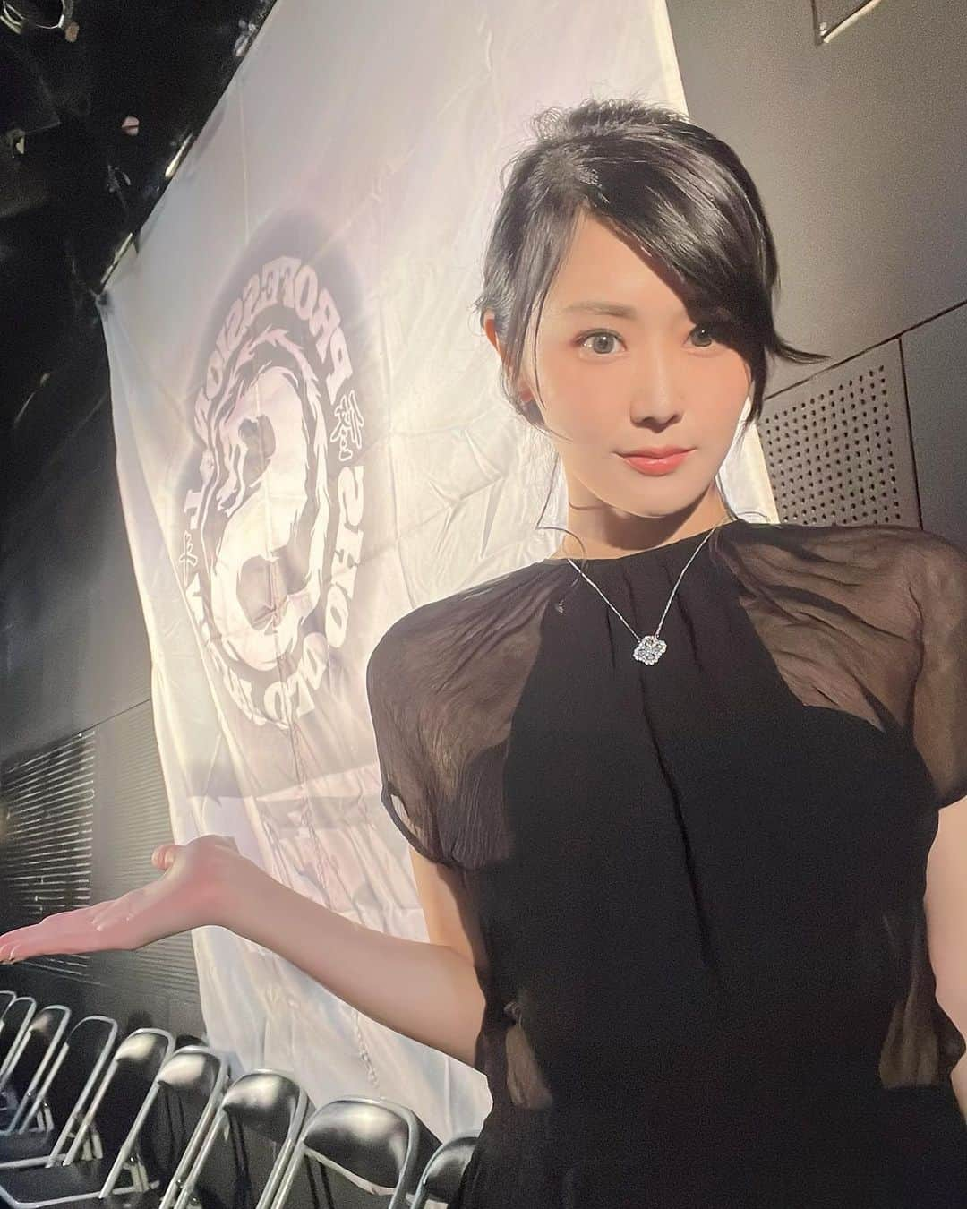 宮藤あどねさんのインスタグラム写真 - (宮藤あどねInstagram)「昨晩は、新宿FACE大会お越し頂きありがとうございます。チケットSOLDOUTで盛り上がりました。台本のないドキュメンタリーがひしめいていて、凄かったです！身一つで夢を勝ち取り人生を掴みに行く姿はやっぱり尊くて美しい。その言葉に尽きます。リングの上って人生が見えるからすごいです。是非生観戦をお勧めします。  改めて選手の皆さまのお姿を見て思い毎度心を震わせられます。名物スタッフであるつぼたさんをぺたりしておきます💕  衣装  dress @diesel  ・  ・  ・  @shooto_sustain   #宮藤あどね #修斗  #ラウンドガール #格闘技好きな人と繋がりたい #格闘技  #修斗伝承 #ドレス 　#偶像 #animegirl #女優 #アイドル #美女视频 #美人魚　#shooto1021 #写真好きな人と繋がりたい #フィットネス #キックボクシング #beautifulpeople #ダイエット」10月22日 22時15分 - adochan121212