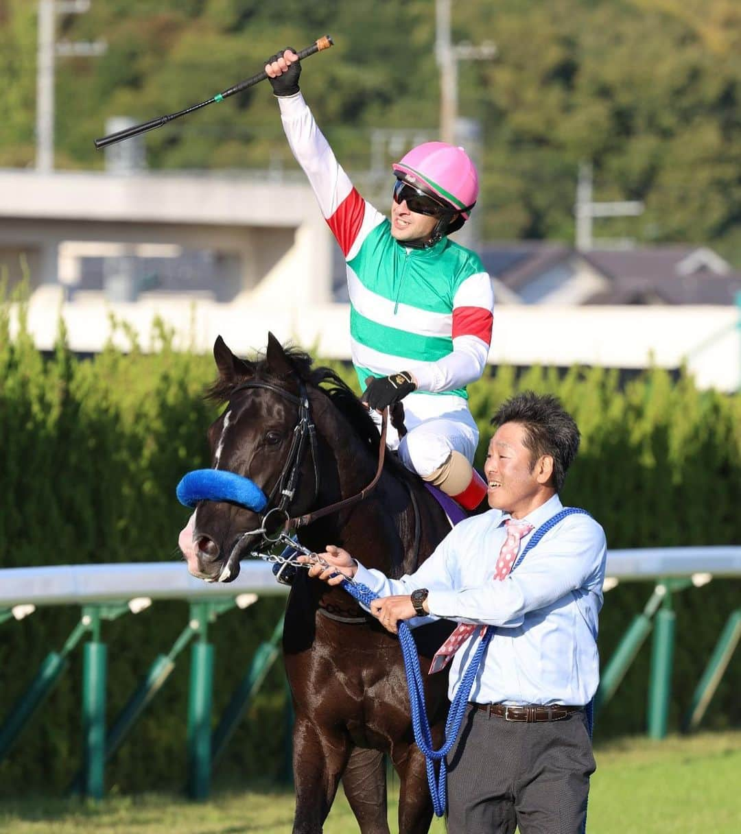 クリストフ・ルメールのインスタグラム：「Durezza dazzles in the Kikuka Sho! Congratulations to all connections. 🐎🙏🏼🏆 #CL #Durezza   ドゥレッツァが菊花賞で輝く！すべての接続におめでとうございます。 🐎🙏🏼🏆 #CL」