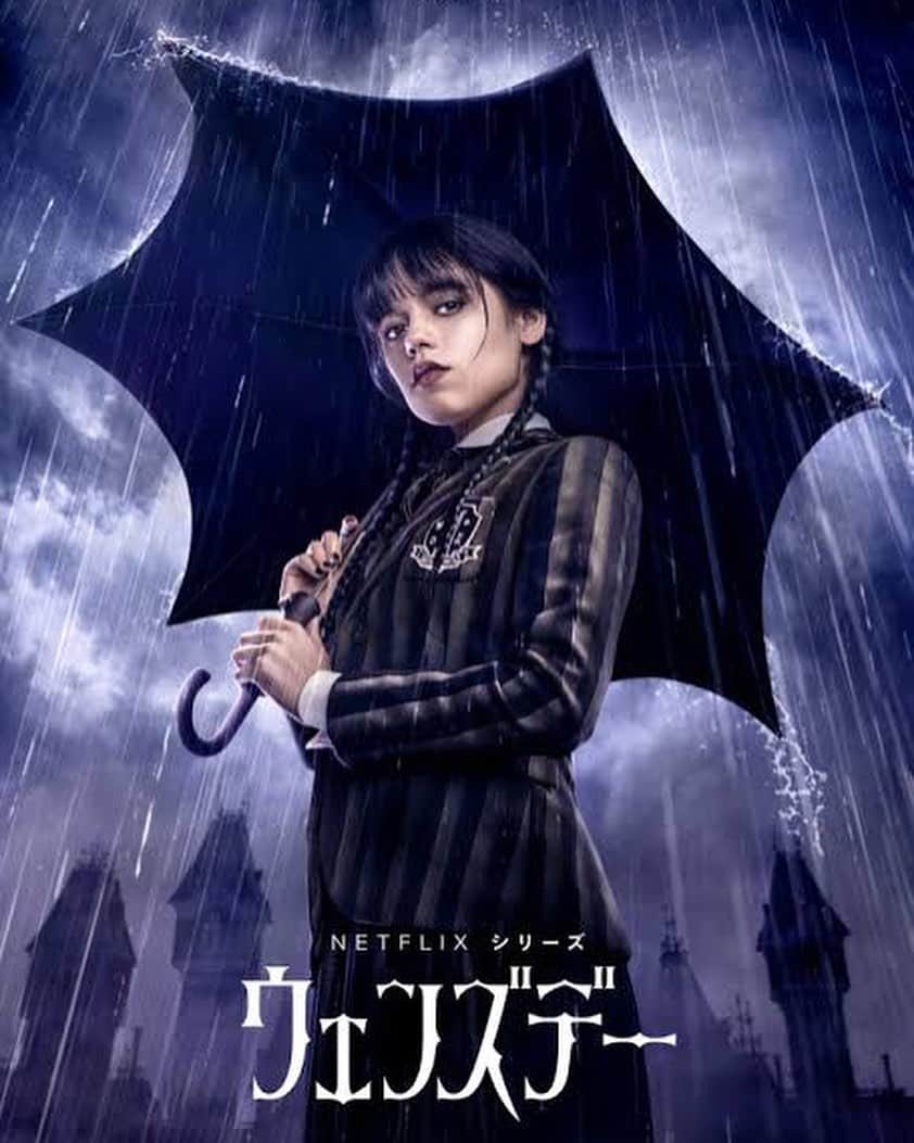 村上瑠美奈さんのインスタグラム写真 - (村上瑠美奈Instagram)「ハッピーハロウィン🎃👻  アダムスファミリーの ウェンズデー仮装🖤⚰️🕸️  持ってるお洋服と傘と ヘアメイクで🎼  楽しかった🥰🎃  #ウェンズデー　#ウェンズデーアダムス #ウェンズデーメイク #ハロウィン仮装　#ハロウィンコスプレ」10月22日 22時16分 - ruminamurakami