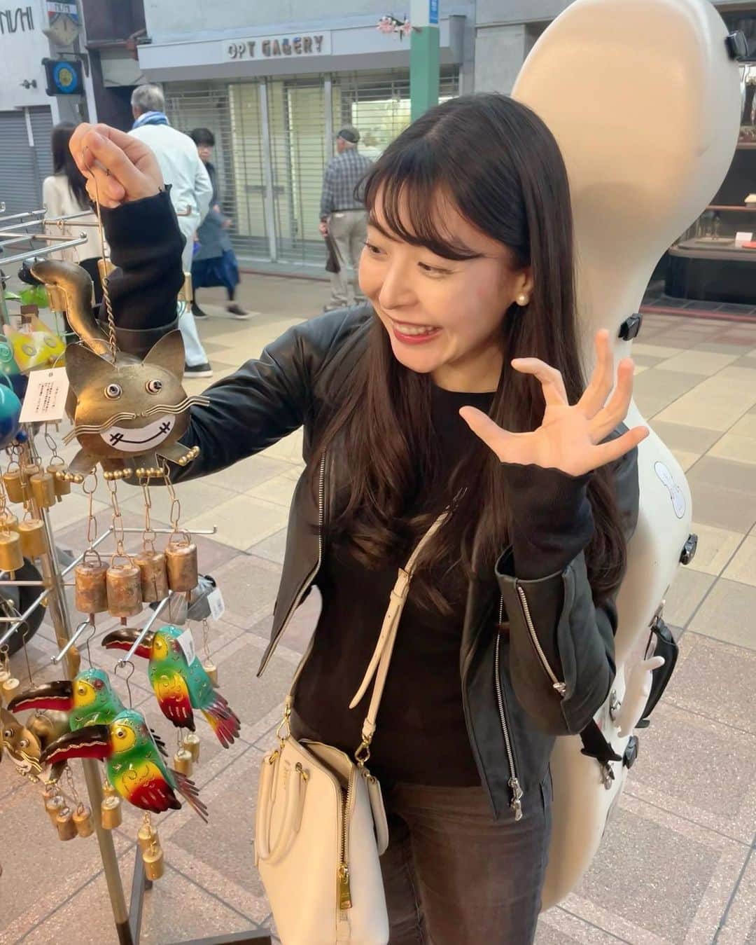 新倉瞳のインスタグラム：「クレズマーレクチャーコンサートin京都ナムホール、ご来場の皆さまありがとうございました！  ヴィテブスクやベラルーシ、ウクライナのクレズマーを取り上げて私自身もめちゃくちゃ勉強になる時間でした。感謝。  そして楽しく終演後は念願の民族楽器コイズミへ🥹✨  本日の出演料を使い果たす買い物をしちゃって帰京しただなんて秘密です🪇🐚  楽しい1日だったね☺️ @drummer.fumi @ryota_hamashima @reiji_4038」