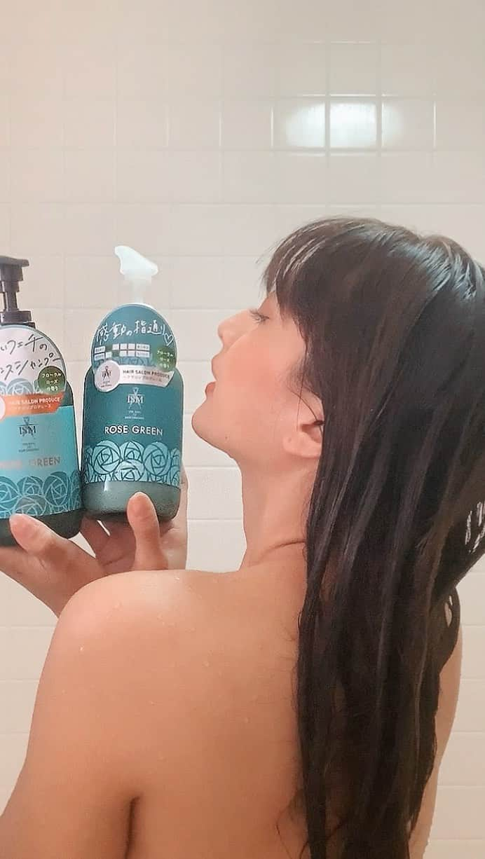 大川真代のインスタグラム：「♡  バラの良い香りすぎる🌹✨ぜひ試してほしい🥰  deeply moisturizes the hair, and leaving behind a fragrant rose garden🌹  PR @mon.chou.chou.official #香水シャンプー #ヘアケアグッズ #ダメージケア #サラツヤ #匂いフェチ #垢抜けヘアケア #ローズの香り #ISMシャンプー」