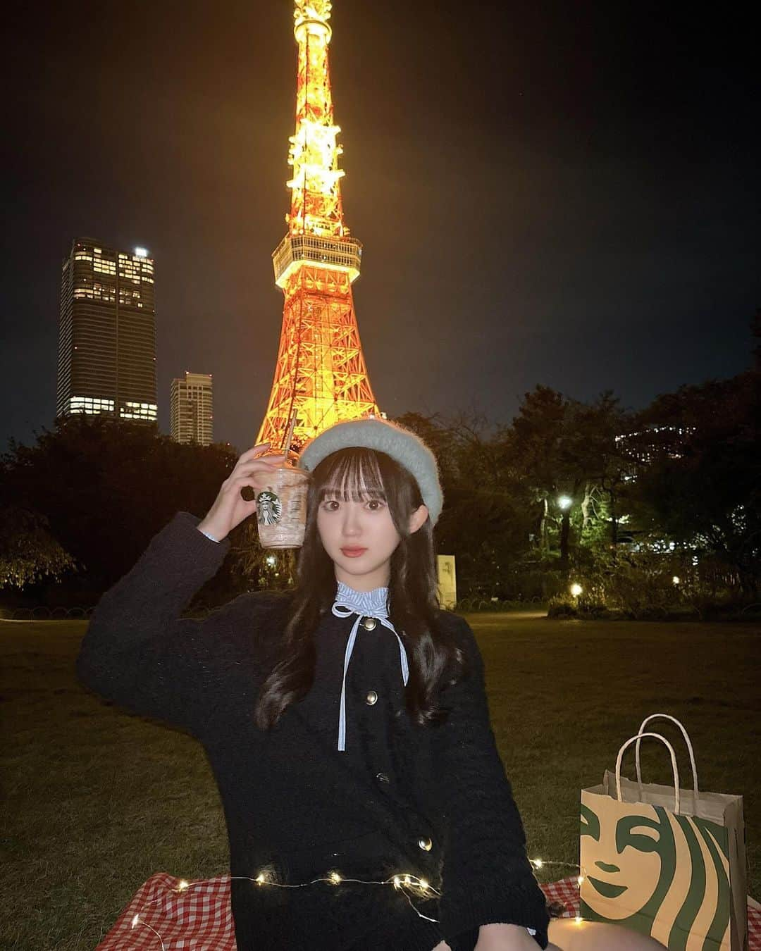 ももかさんのインスタグラム写真 - (ももかInstagram)「夜ピクしてきた🧺🤤 • 最高の眺めだった🗼 • #東京タワー #芝公園 #夜ピク」10月22日 22時18分 - momoka_ch