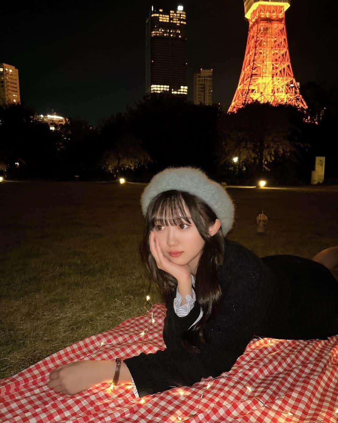 ももかのインスタグラム：「夜ピクしてきた🧺🤤 • 最高の眺めだった🗼 • #東京タワー #芝公園 #夜ピク」