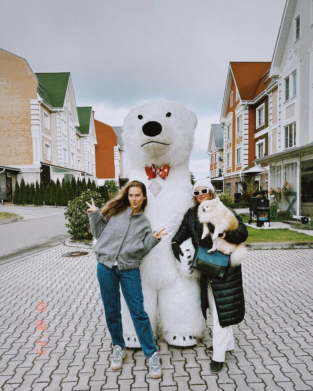 クリスティーナ・クレイトさんのインスタグラム写真 - (クリスティーナ・クレイトInstagram)「Не существует подарка, который не растопит моё сердце 💔  В этот момент мама приезжает утром в день моего 30 летия с ростовой куклой медведем 😂 Обожаю нашу семейку. Столько реакций собрал этот сюрприз, оставлю здесь на память. А какой самый неожиданный подарок делали вам?👇🏽」10月22日 22時19分 - kristabelkrayt