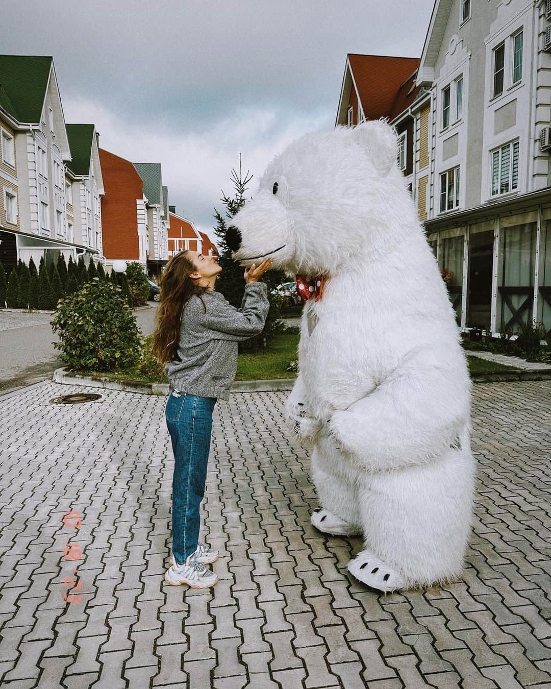 クリスティーナ・クレイトさんのインスタグラム写真 - (クリスティーナ・クレイトInstagram)「Не существует подарка, который не растопит моё сердце 💔  В этот момент мама приезжает утром в день моего 30 летия с ростовой куклой медведем 😂 Обожаю нашу семейку. Столько реакций собрал этот сюрприз, оставлю здесь на память. А какой самый неожиданный подарок делали вам?👇🏽」10月22日 22時19分 - kristabelkrayt