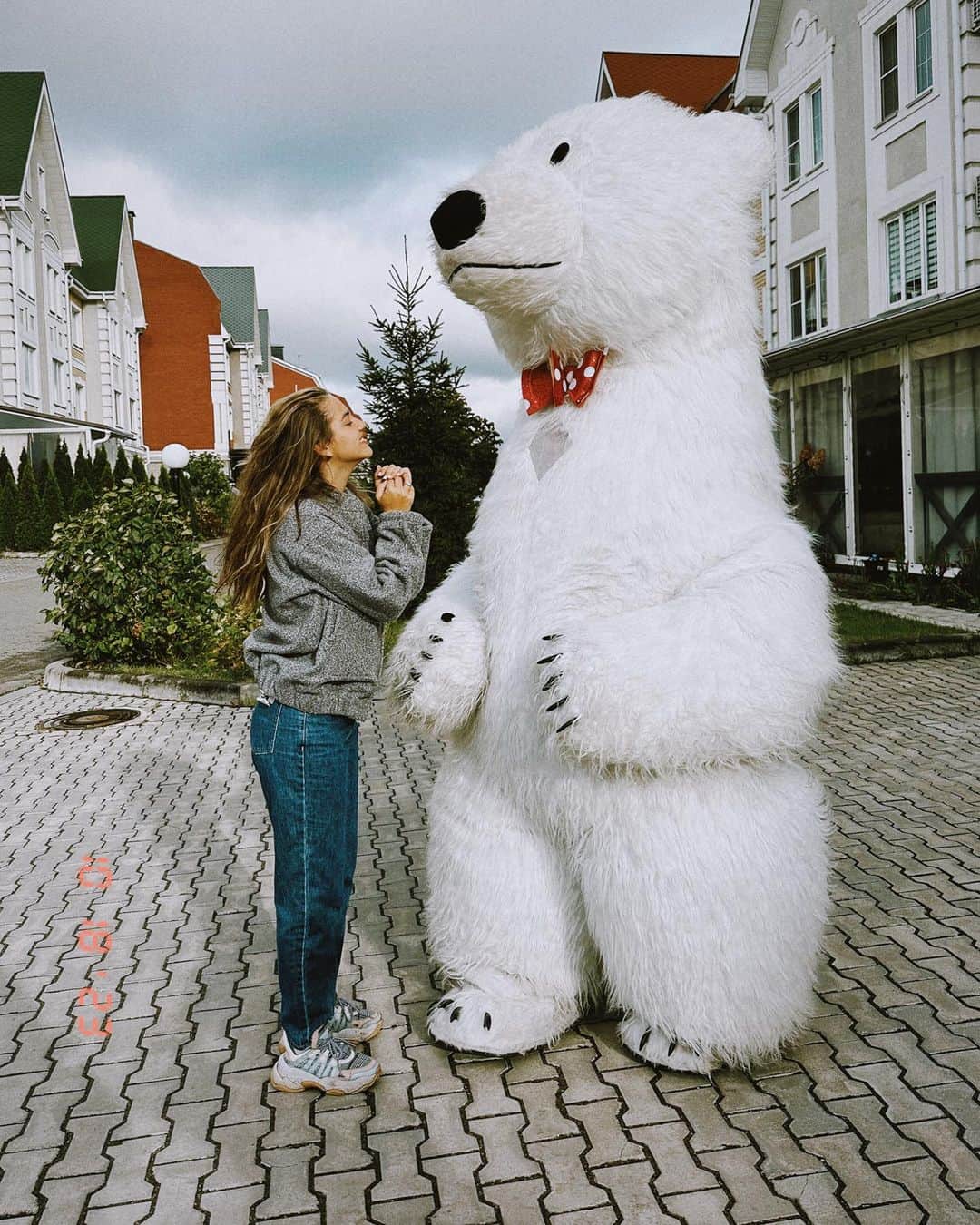 クリスティーナ・クレイトさんのインスタグラム写真 - (クリスティーナ・クレイトInstagram)「Не существует подарка, который не растопит моё сердце 💔  В этот момент мама приезжает утром в день моего 30 летия с ростовой куклой медведем 😂 Обожаю нашу семейку. Столько реакций собрал этот сюрприз, оставлю здесь на память. А какой самый неожиданный подарок делали вам?👇🏽」10月22日 22時19分 - kristabelkrayt