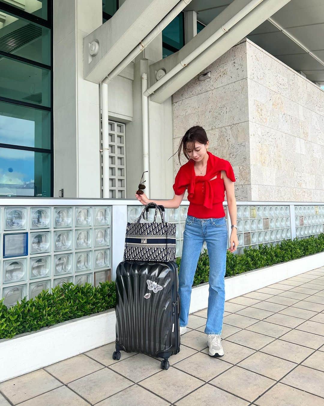 石井亜美さんのインスタグラム写真 - (石井亜美Instagram)「❣️  まだまだ夏が残っていた 沖縄帰りの空港ファッション。 (フィード投稿の頻度の偏りがすごいw)  気温の調節がしやすいので アンサンブルニットが大活躍！  SamsoniteのC-LIGHTは とにかく軽くて転がしやすいので、 完全に旅行の信頼できるお供になっています✌️  Knit @tarajarmon_jp  Denim @levis_japan  Cap @emis_official2017  Sneakers @newbalance  Bag @dior  Trolley bag @samsonitejpn  #a___look  #samsonite #emis #tarajarmon #levis #dior #沖縄 #沖縄コーデ」10月22日 22時20分 - ami_ishii_