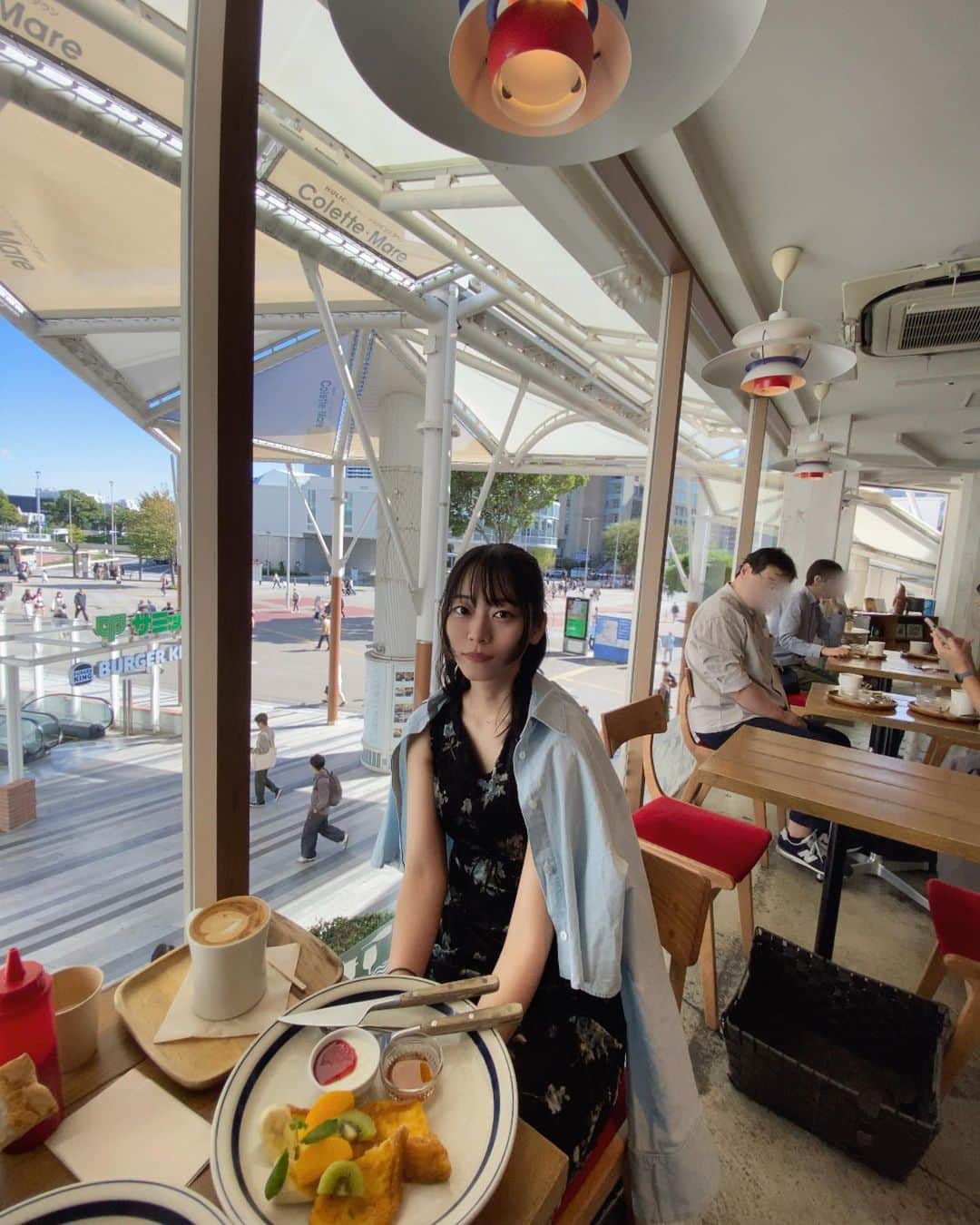 郡司りかのインスタグラム：「なにげに初のカフェ☕️ 桜木町駅CIALのパン屋さん2F  広々とした窓辺でパンを食べて景色を眺めていると、海外にトリップしたような、現実を忘れて油断しちゃうほどの非日常感😮‍💨  油断しすぎて、カプチーノに「うま」と声をあげているのが5枚目(笑)  最近教えてもらったのが、 カプチーノってぐるぐるとかき混ぜてコーヒーをミルクでふわふわにしてから飲むと美味しいんだって。 めちゃくちゃうまいから試してほしい…！  #横浜カフェ #みなとみらいカフェ #横浜ランチ #パン屋 #秋服 #ザラ #古着」