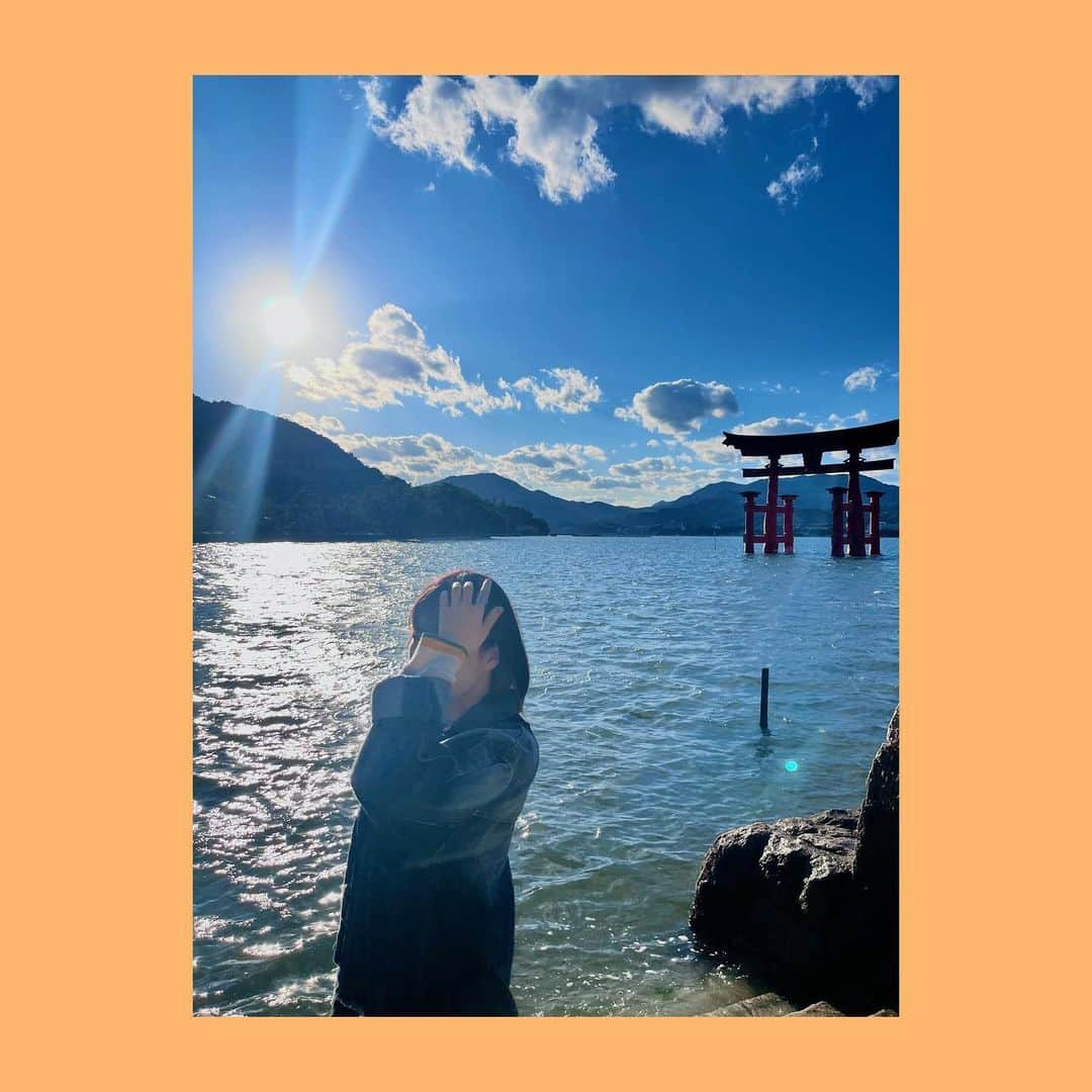 青山吉能さんのインスタグラム写真 - (青山吉能Instagram)「#1022 ⛩️🌊 ・ ・ 宮島旅👯‍♀️🚗🦪🧀🍁🧀🥓🍤🐟🍶 ・ ・ ・ #鹿との2ショット #天気予報のガキになっちゃった #不覚🤦‍♀️」10月22日 22時21分 - yopipinsta555