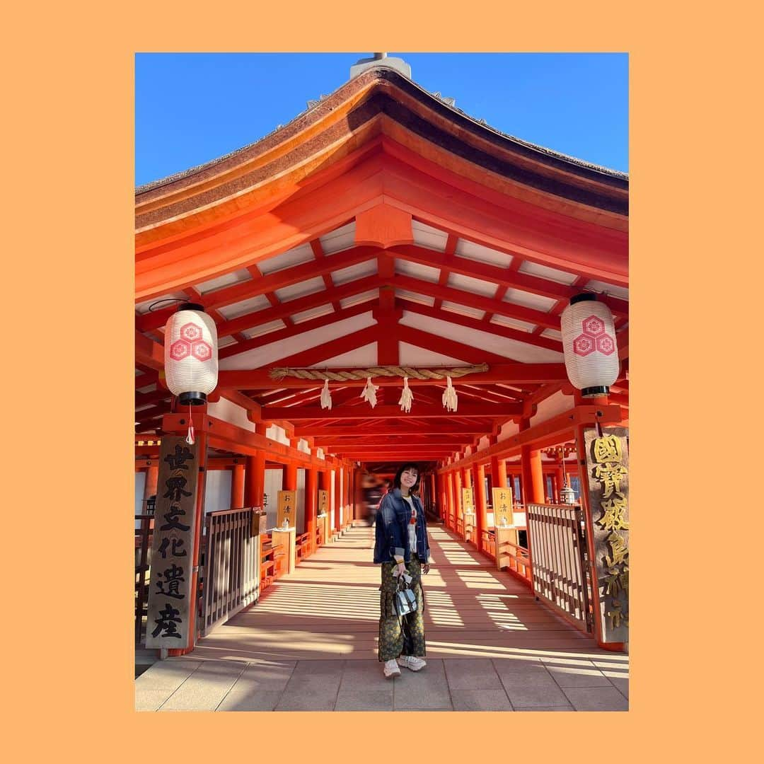 青山吉能のインスタグラム：「#1022 ⛩️🌊 ・ ・ 宮島旅👯‍♀️🚗🦪🧀🍁🧀🥓🍤🐟🍶 ・ ・ ・ #鹿との2ショット #天気予報のガキになっちゃった #不覚🤦‍♀️」