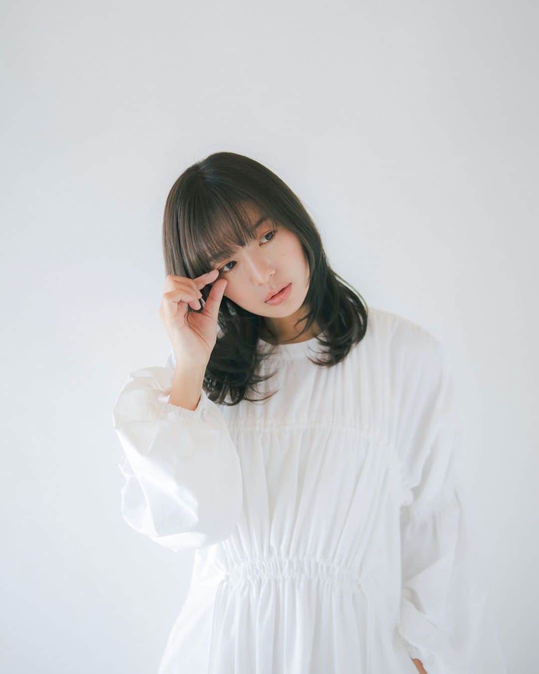 新井郁のインスタグラム：「😉 事務所の宣材写真が新しくなりました。 これは、アザーカット👀（また載せます） とてもお気に入りです。  #アパッチ @apache_staff  #新井郁  引き続きよろしくお願いします🐨  撮影：Hitomi Fukuda / @fukudahitomi610  ヘアメイク：Akane Kanda / @jasakane」