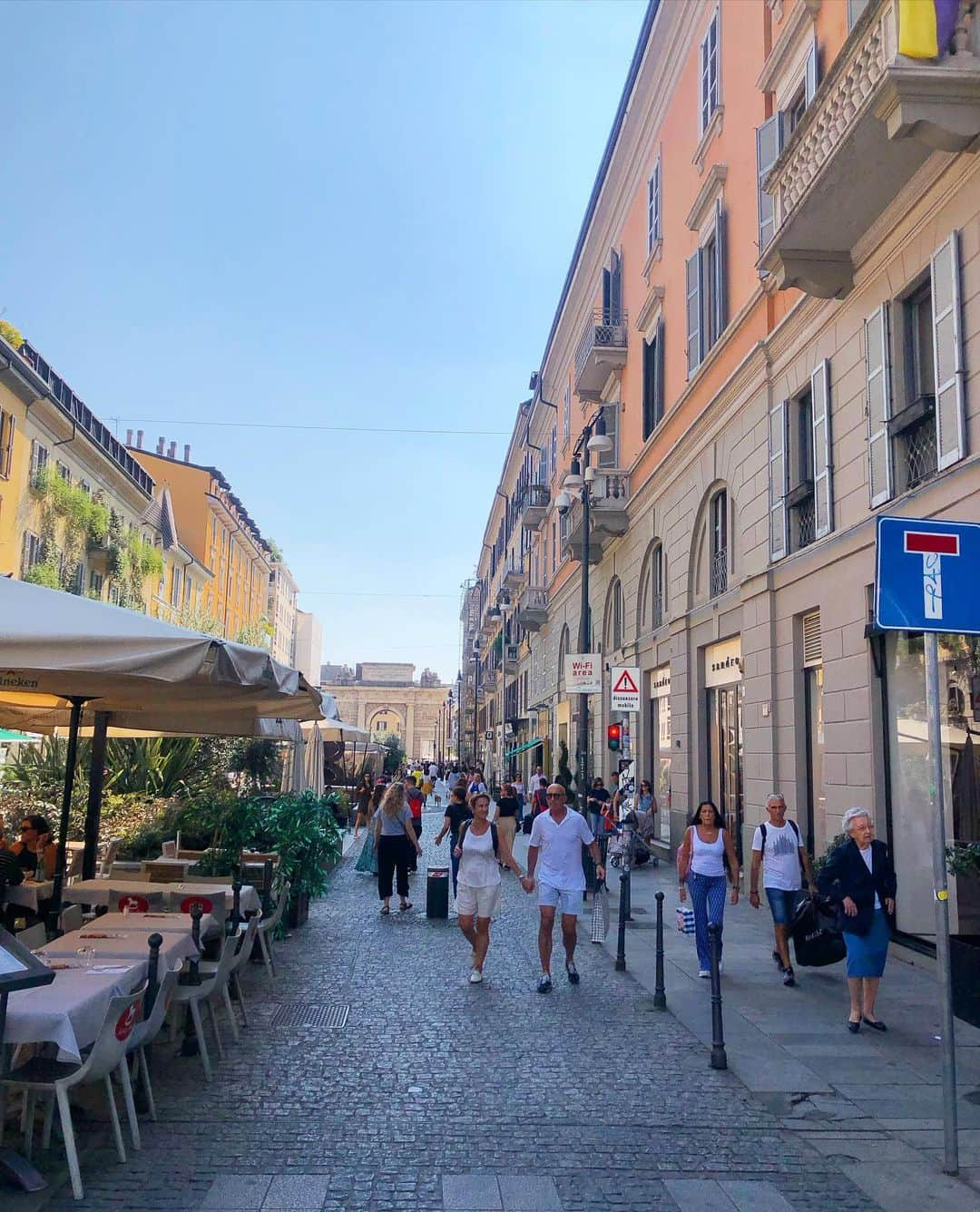 榊山敬代さんのインスタグラム写真 - (榊山敬代Instagram)「�🇮🇹🍨🍝🍷… ・ つづき  ドゥオーモを神聖に 満喫しましたあとは  スフォルツェスコ城へ  の前にこの日は猛暑でして 喉が渇いてジェラート充電  お店の色使いから 価格表までどれも 可愛くてデザイン 好きには感性まで 美味しいひとコマ  さてリセットしまして 向かいましたエリアは スフォルツェスコ城へ  スフォルツェスコ城は ミラノにある最大のル ネッサンス建造物にて  スケールの大きさ におどろきました  向かったスポットでは ロンダニーニのピエタ というミケランジェロ が亡くなる３日前の未 完成の作品なのでした  この作品は完成する前に 作者が亡くなられたとの ことで謎が多い作品の巻  この作品の下は日本製 の耐震装置が備えられ ていて２億円とのこと  未完成の作品がこんなに 大切にされているなんて  芸術は価値のある存在 なんだなぁと驚くとき  途中この作品が行方不明に なって突然発見されたとか 本当に本人の作品なのかな となんだか謎がたくさんな 印象でしたが見せ方や作品 のミステリーなストーリー が作品の価値を創っている 背景を感じるひとコマです  スフォルツェスコ城は 出口までも大変広くて 運動になりましたので  お腹ぺこぺこにて ランチタイムでは 銀座のサバティー ニへ行くことが多 いのですがミラノ サバティーニの巻  銀座はゴージャスですが ミラノの店内はカジュア ルで気軽な雰囲気でした  お腹いっぱいになりました ところで街の散策へと向か いましたがスーパー好きな のでミラノの高級スーパー も見学してみましたけれど 野菜などのディスプレイが ダイナミックで観ているだ けでお腹いっぱいなる感じ  また  �ミラノで有名な文房具屋 さんで一目惚れしました ノートがありまして購入  ところでノートを集める ようになりましたのは…  コロナから人生のビジョンを 見直していた時に始めました 未来を描くノートをいまも続 けてまして今回の旅行で丁度 ３冊目が終わり４冊目は海外 で購入してみたいなと楽しみ にしていたのでカラフルでコ ンパクトなノートを発見の巻  ノートのパッケージを開けて ビックリしましたのはノート それぞれの紙質が違うという 贅沢なノートセットでした📓  実は続けてる未来のノートへ 海外へ行くビジョンを描いて ましてこの日はあらためて未 来が現実になってると未来を 描く希望を実感するのでした  つづく  #スフォルツェスコ城 #CastelloSforzesco #ロンダニーニのピエタ #Pieterna di Rondanini #サバティーニ #SABATINI  #海外旅行 #旅行 #旅 #ミラノ #Milano #芸術  #アート #ART #travel #人生思い出づくり #毎日がスペシャル  #人生楽しもう #人生一度きり #日本画家 の #外出こんなもん #旅スタグラム #たびすたぐらむ」10月22日 13時46分 - sakakiyamatakayo