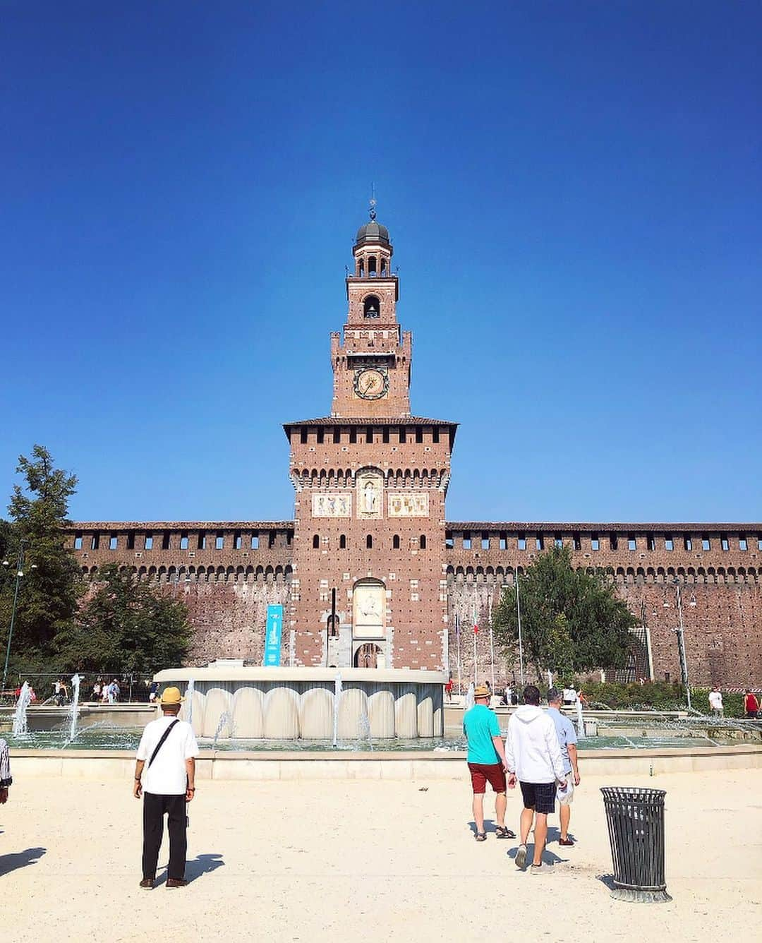 榊山敬代のインスタグラム：「�🇮🇹🍨🍝🍷… ・ つづき  ドゥオーモを神聖に 満喫しましたあとは  スフォルツェスコ城へ  の前にこの日は猛暑でして 喉が渇いてジェラート充電  お店の色使いから 価格表までどれも 可愛くてデザイン 好きには感性まで 美味しいひとコマ  さてリセットしまして 向かいましたエリアは スフォルツェスコ城へ  スフォルツェスコ城は ミラノにある最大のル ネッサンス建造物にて  スケールの大きさ におどろきました  向かったスポットでは ロンダニーニのピエタ というミケランジェロ が亡くなる３日前の未 完成の作品なのでした  この作品は完成する前に 作者が亡くなられたとの ことで謎が多い作品の巻  この作品の下は日本製 の耐震装置が備えられ ていて２億円とのこと  未完成の作品がこんなに 大切にされているなんて  芸術は価値のある存在 なんだなぁと驚くとき  途中この作品が行方不明に なって突然発見されたとか 本当に本人の作品なのかな となんだか謎がたくさんな 印象でしたが見せ方や作品 のミステリーなストーリー が作品の価値を創っている 背景を感じるひとコマです  スフォルツェスコ城は 出口までも大変広くて 運動になりましたので  お腹ぺこぺこにて ランチタイムでは 銀座のサバティー ニへ行くことが多 いのですがミラノ サバティーニの巻  銀座はゴージャスですが ミラノの店内はカジュア ルで気軽な雰囲気でした  お腹いっぱいになりました ところで街の散策へと向か いましたがスーパー好きな のでミラノの高級スーパー も見学してみましたけれど 野菜などのディスプレイが ダイナミックで観ているだ けでお腹いっぱいなる感じ  また  �ミラノで有名な文房具屋 さんで一目惚れしました ノートがありまして購入  ところでノートを集める ようになりましたのは…  コロナから人生のビジョンを 見直していた時に始めました 未来を描くノートをいまも続 けてまして今回の旅行で丁度 ３冊目が終わり４冊目は海外 で購入してみたいなと楽しみ にしていたのでカラフルでコ ンパクトなノートを発見の巻  ノートのパッケージを開けて ビックリしましたのはノート それぞれの紙質が違うという 贅沢なノートセットでした📓  実は続けてる未来のノートへ 海外へ行くビジョンを描いて ましてこの日はあらためて未 来が現実になってると未来を 描く希望を実感するのでした  つづく  #スフォルツェスコ城 #CastelloSforzesco #ロンダニーニのピエタ #Pieterna di Rondanini #サバティーニ #SABATINI  #海外旅行 #旅行 #旅 #ミラノ #Milano #芸術  #アート #ART #travel #人生思い出づくり #毎日がスペシャル  #人生楽しもう #人生一度きり #日本画家 の #外出こんなもん #旅スタグラム #たびすたぐらむ」