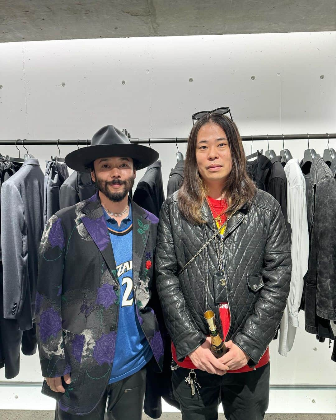 小木 "Poggy" 基史のインスタグラム：「@wildsideyohjiyamamotojp Osaka store one year anniversary party and other photos in Osaka!!  自分がコラボレーションキュレーターとして関わらせてもらっている @wildsideyohjiyamamotojp の大阪店の1周年パーティーへ。翌日から発売の @saint_mx6_official とのコラボレーションのスカジャンは、刺繍はもちろん、ポケットの裏地にはヨウジヤマモト社から支給された生地をランダムで使っていたりと、こだわっている仕様。パーティーにも来ていただき、ムービーにも関わってくださっている @osakadaggers の @chopperosakajpn さんから、場所は少し離れてるけど大阪で面白いスケートのイベントがあるよと言われて実際に行ってみたら、 #森田貴宏 さんやGou Miyagiさんに初めてお会いできたり、80歳からスケートを始めたという木下さんが普通に見に来ていたりと、パワー溢れるとてもピースな大会でした。   他にもAKIRAのセル画展がやっていたり、 @kimamani_t のポップアップにも初めて行けて、セイロンライスも安定の美味しさ。久しぶりに行った谷君の @imazine_osk の店内に @a.presse_ のコーナーができていたので、従来の飛ばした服に加えてこういった上質なベーシックもあると飛び道具的な服がさらに生きてくるねと話したところ、「僕にとっては飛び道具がベーシックで、A.PRESSEが飛び道具なんです」と、谷君らしい何だか納得してしまう話も聞けたりして、とても充実した大阪でした。」