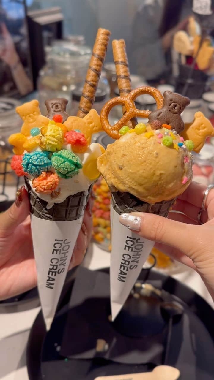 Mika Jimboのインスタグラム：「【 NewJeansも来た中目黒のアイス屋】  🍦 @johns_icecream 📍 Tokyo/Nakameguro  最近爆流行りしはじめてるアイス屋さん🍨 中目黒駅からすぐの美容院の一画にあるアイスが自分でトッピングできるお店なの！  夜までやってるけど、だいたい17時前にはほぼ売り切れちゃうから早く行った方がいいんだけど多分めっちゃ並ぶ😩だから多分朝イチの方が良い気がする🤨  トッピングはし放題で好きにトッピングできるんだけど、時間との勝負すぎるからイメトレして行ってね！アイスも美味しいし、種類も豊富だから楽しい。  ちなみにまさかの犬も一緒に行ける🐕笑 次はもんじゃも連れて行きたい😊  #中目黒#中目黒カフェ #中目黒グルメ#中目黒テイクアウト #アイス#アイスクリーム部 # アイスクリーム」