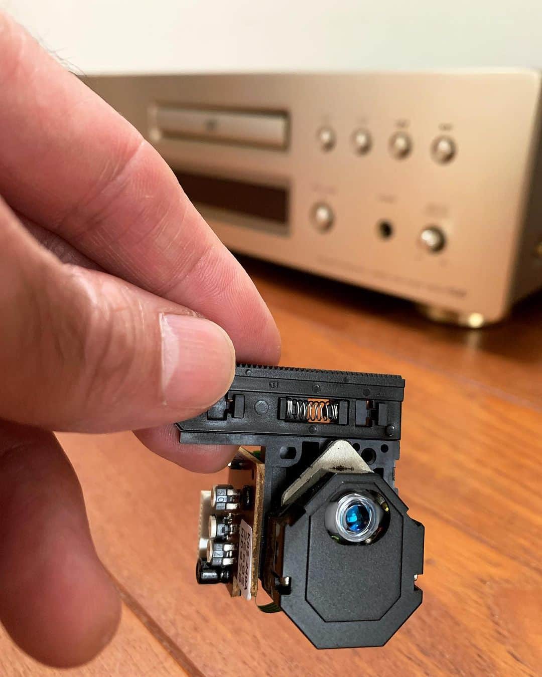 河口恭吾のインスタグラム：「20年近く使っているDENON DCD-S10 CDプレーヤーの読み取り故障  部品が届いたので早速、開けて、読み取り部品を交換してみたら…直りました！  CD入れてたら、ちゃんと再生されました。  こんな簡単な修理でまたCDが聴けるなんて、嬉し過ぎます。  メーカーでは部品供給終わったから修理出来ないといわれましたが、諦めないで良かったです。  ありがとうヤフオク！  取り急ぎ、ヘッドホン端子からの再生確認だったのですが、早くアンプ、スピーカー繋げて音聴きたいです。  #CDプレーヤー修理　#DCD-S10 #denondcds10  #SDGS」