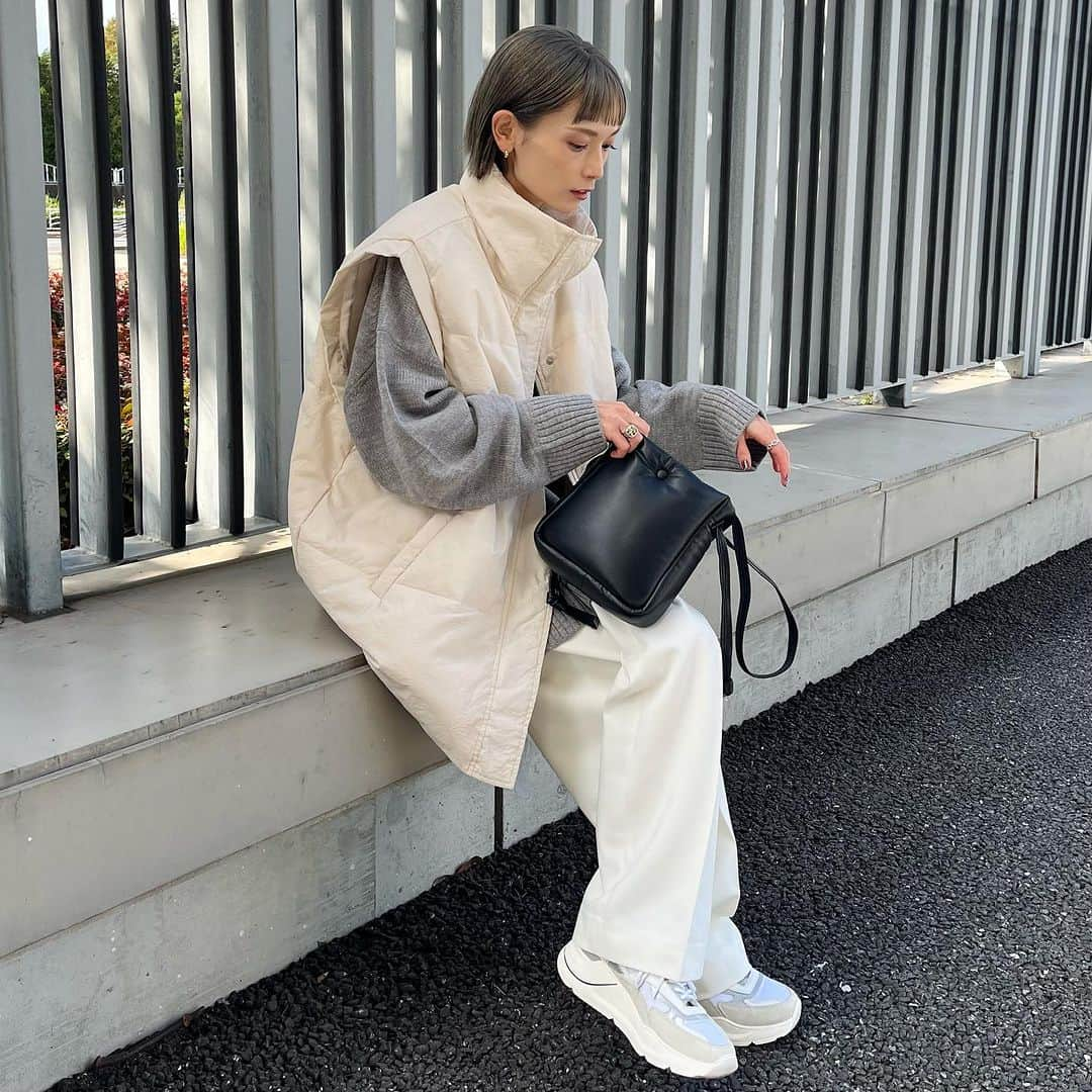 MATSUIRIHOさんのインスタグラム写真 - (MATSUIRIHOInstagram)「150cmコーデ🚶‍♀️  天気も気温も最高🌞🍂  vest： @hellam_official  knit： @look_e.shop  pants： @plst_official  shoes： @date_sneakers_jp   #150cmコーデ #hellam #低身長コーデ #ダウンベスト #冬コーデ #ホワイトコーデ#ボブヘア #ぱっつんボブ #zozotown #重ね着コーデ #plstコーデ #plst #プラステ#datesneakers #dateスニーカー #カジュアルコーデ #大人カジュアル #大人ファッション #デイトスニーカー #feelgoodtogether #スニーカーコーデ #休日コーデ #今日のコーデ」10月22日 13時41分 - rihoo914