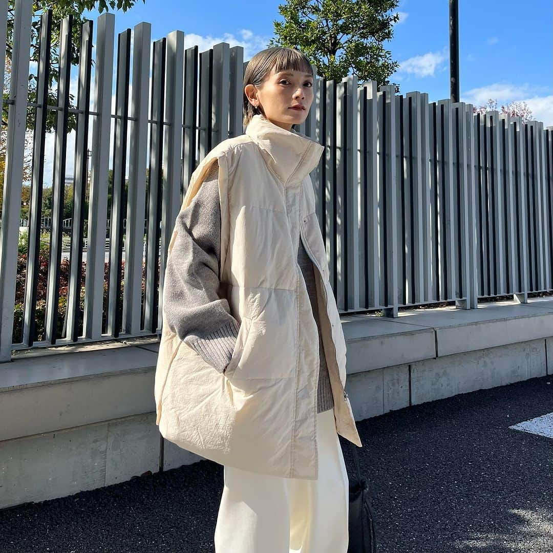 MATSUIRIHOさんのインスタグラム写真 - (MATSUIRIHOInstagram)「150cmコーデ🚶‍♀️  天気も気温も最高🌞🍂  vest： @hellam_official  knit： @look_e.shop  pants： @plst_official  shoes： @date_sneakers_jp   #150cmコーデ #hellam #低身長コーデ #ダウンベスト #冬コーデ #ホワイトコーデ#ボブヘア #ぱっつんボブ #zozotown #重ね着コーデ #plstコーデ #plst #プラステ#datesneakers #dateスニーカー #カジュアルコーデ #大人カジュアル #大人ファッション #デイトスニーカー #feelgoodtogether #スニーカーコーデ #休日コーデ #今日のコーデ」10月22日 13時41分 - rihoo914