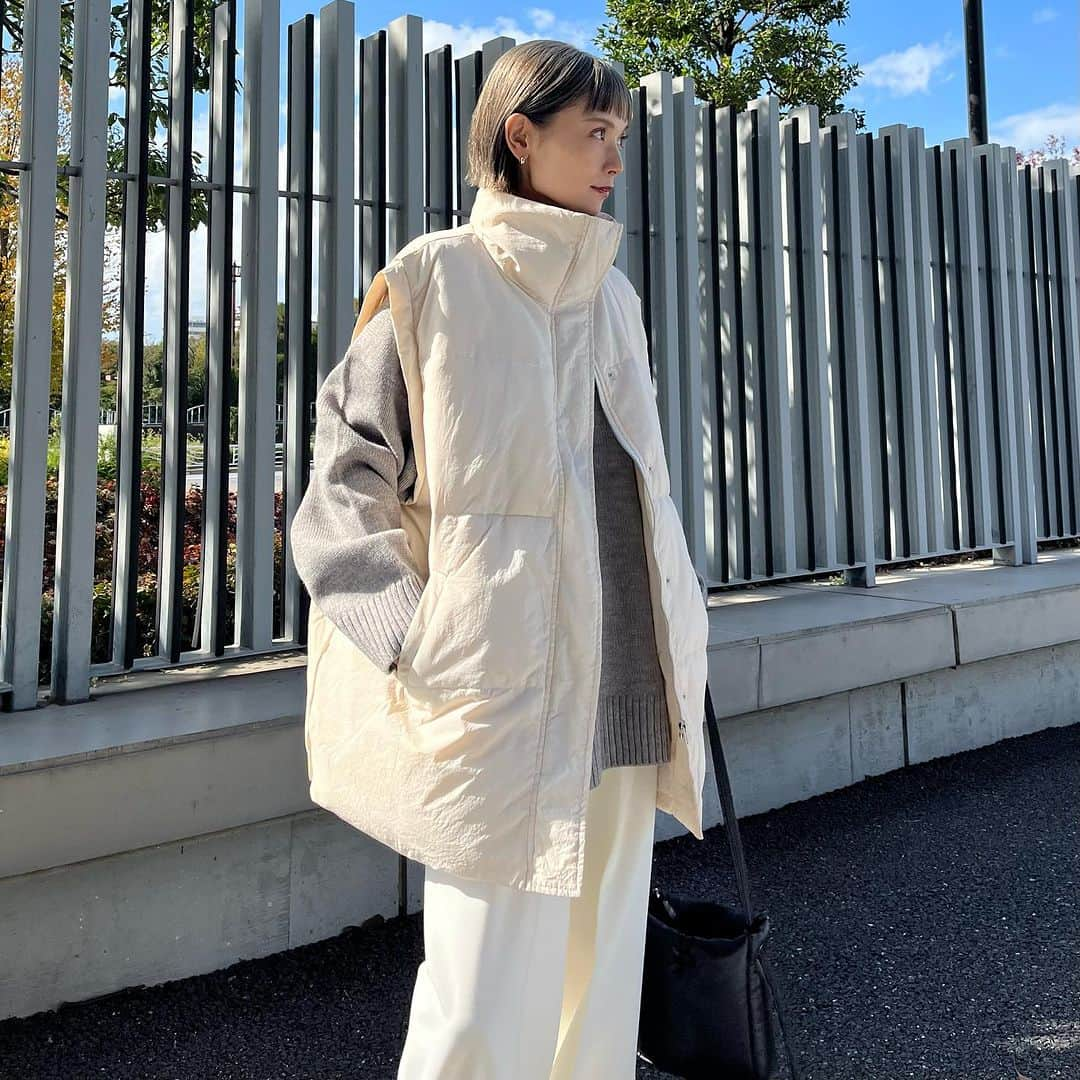 MATSUIRIHOさんのインスタグラム写真 - (MATSUIRIHOInstagram)「150cmコーデ🚶‍♀️  天気も気温も最高🌞🍂  vest： @hellam_official  knit： @look_e.shop  pants： @plst_official  shoes： @date_sneakers_jp   #150cmコーデ #hellam #低身長コーデ #ダウンベスト #冬コーデ #ホワイトコーデ#ボブヘア #ぱっつんボブ #zozotown #重ね着コーデ #plstコーデ #plst #プラステ#datesneakers #dateスニーカー #カジュアルコーデ #大人カジュアル #大人ファッション #デイトスニーカー #feelgoodtogether #スニーカーコーデ #休日コーデ #今日のコーデ」10月22日 13時41分 - rihoo914