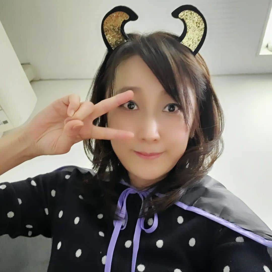 常世晶子のインスタグラム：「昨日🌙少し早いですが…ママ友と恒例のHalloweenパーティー🎃♥️  何も準備を手伝えず、お菓子だけ持参で参加。  「晶子ちゃん、使う？」と聞かれて貸してくれたのは角(つの)とマント😈  そして、ママ友持参の謎解きまで👀‼️(お菓子を持って隠れている場所が答えになっていたよう) ※松丸君のクイズ本から  昨日はちょっと疲れていて、疲れたを連発してしまい申し訳なかったな💦  愚痴はいつもお持ち帰りしておりますが、元気でおりますのでご心配なく✨✨  #happyHalloween #変装中 #常世晶子  #悪魔 #ハリーポッター #息子も魔法を使えるようになるといいな🧙💓」