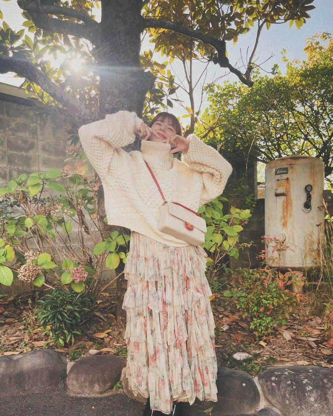 スザンヌのインスタグラム：「リメイクニット🤍🧶🤍🧶🤍に vintage @chanelofficial 👜 @hedy_vintage で出逢ってしまった🫶  中に着てる @manoushjapan  のドレスは16年前くらいに買った my vintage ♡  秋晴れ🌞🍂🌈 お日様と風が心地良い この土日は最高の友たちに 前世に感謝し来世に期待してしまうくらいしあわせな時間を過ごさせてもらったの♡また書くね🥰  とりあえず、原鶴温泉♨️気持ちよかったぁ♡」