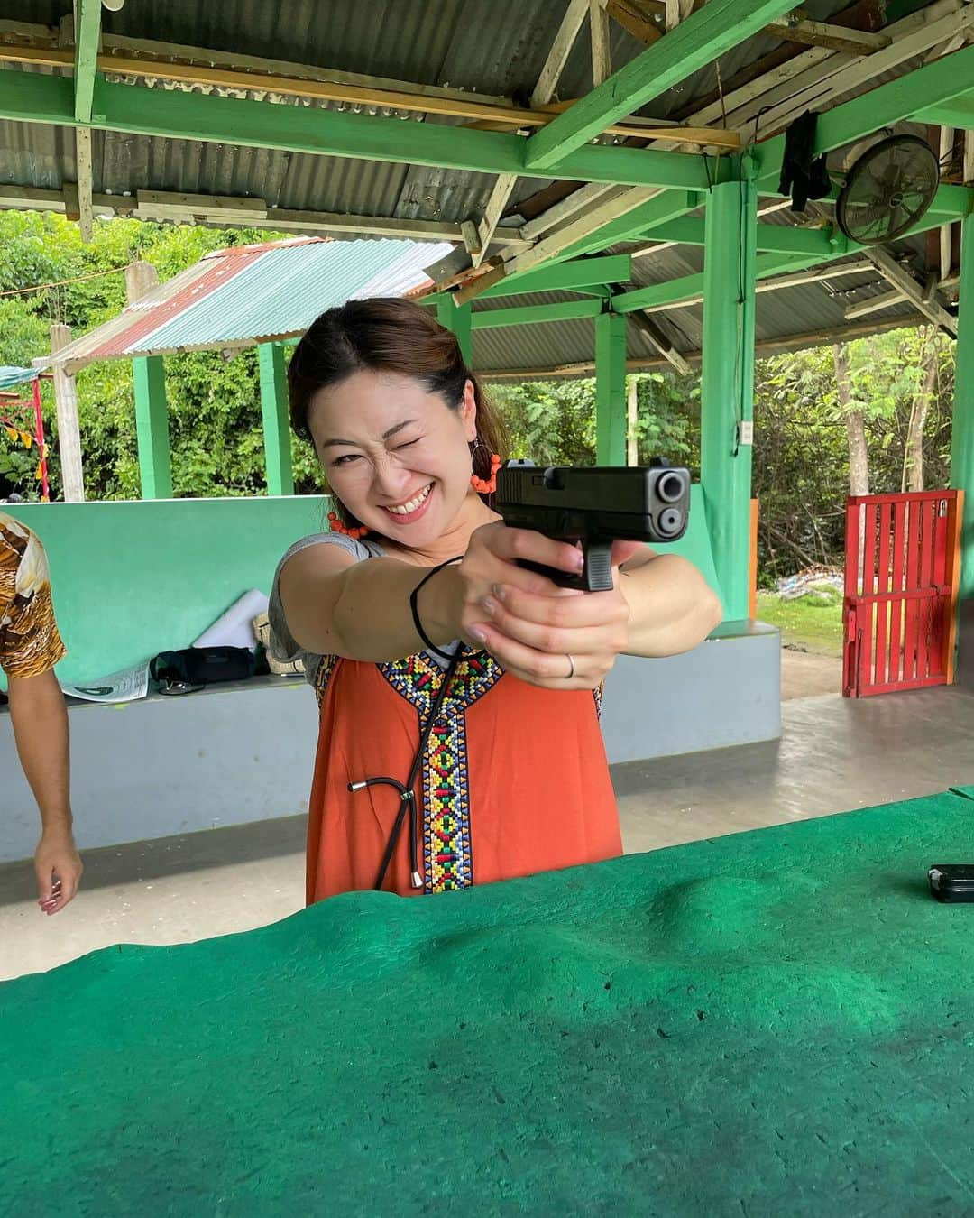 本間紗理奈さんのインスタグラム写真 - (本間紗理奈Instagram)「人生初の実弾射撃体験🔫 マクタン島にある射撃場、 Cebu Wonderland Shooters Clubへ🤞 なかなか体験できないことなので せっかくだしということで😗  拳銃（ハンドガンタイプ）と、 女性も打ちやすいガン（スナイパー）2種類を体験！ 紙の的もプラス料金ですが記念に🤣 スタッフの方に優しくサポートしていただきました。  音もすごいし 何よりすごい身体に跳ね返るほどの衝撃🫨  #セブ島 #マクタン島 #セブ島旅行  #マクタン島旅行 #射撃場 #射撃体験 #実弾射撃場  #cebuwonderlandshootersclub」10月22日 13時44分 - sarinaaaaa_h