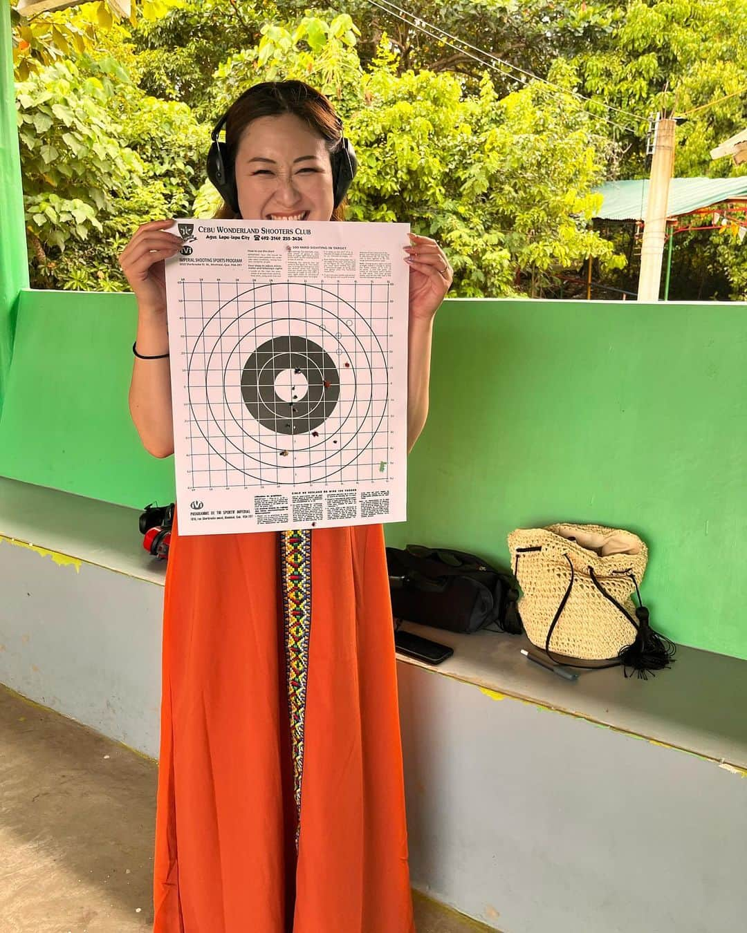 本間紗理奈さんのインスタグラム写真 - (本間紗理奈Instagram)「人生初の実弾射撃体験🔫 マクタン島にある射撃場、 Cebu Wonderland Shooters Clubへ🤞 なかなか体験できないことなので せっかくだしということで😗  拳銃（ハンドガンタイプ）と、 女性も打ちやすいガン（スナイパー）2種類を体験！ 紙の的もプラス料金ですが記念に🤣 スタッフの方に優しくサポートしていただきました。  音もすごいし 何よりすごい身体に跳ね返るほどの衝撃🫨  #セブ島 #マクタン島 #セブ島旅行  #マクタン島旅行 #射撃場 #射撃体験 #実弾射撃場  #cebuwonderlandshootersclub」10月22日 13時44分 - sarinaaaaa_h