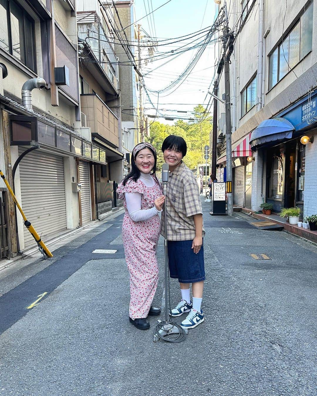 よしもと祇園花月さんのインスタグラム写真 - (よしもと祇園花月Instagram)「💓当日券発売中💓 本日#ガンバレルーヤ さんご出演！ お出番終わりに路上サンパチ🎙️写真を！  『なんでやねん』を意識した写真でございます😆  15:00公演お席残りわずかです！ ぜひお越しください！ 当日券は劇場窓口へ💁‍♀️  #ガンバレルーヤよしこ  #ガンバレルーヤまひる  #路上漫才  #よしもと芸人 #祇園花月 #芸人 #お笑い好きな人と繋がりたい  #京都観光 #京都 #祇園 #祇園四条  #関西観光 #関西 #屋内施設 #八坂神社  #吉本興業 #photo」10月22日 13時48分 - gionkagetsu