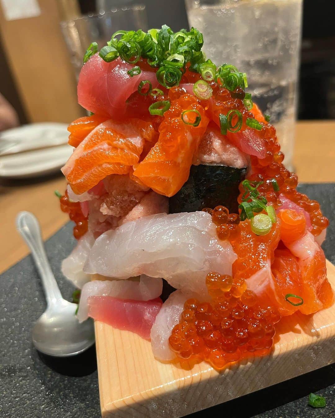 やまだひさしのインスタグラム：「孤独のグルメ 帰国して恋しくなるのは生魚。 釧路生まれだからかなぁ。 やっぱり肉よりは魚を選んじゃう。 わさび文化も他国ではほぼ出会わない。 独特な辛みと刺激。日本堪能。 #やまだひさし #ラジオ #DJ #旅人 #グルメ」