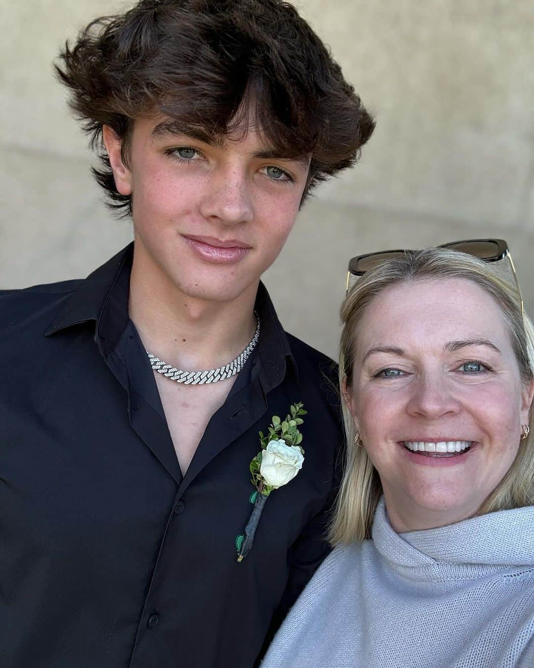 メリッサ・ジョーン・ハートのインスタグラム：「Second homecoming, second picture session but only one of my kids took a pic with me.」