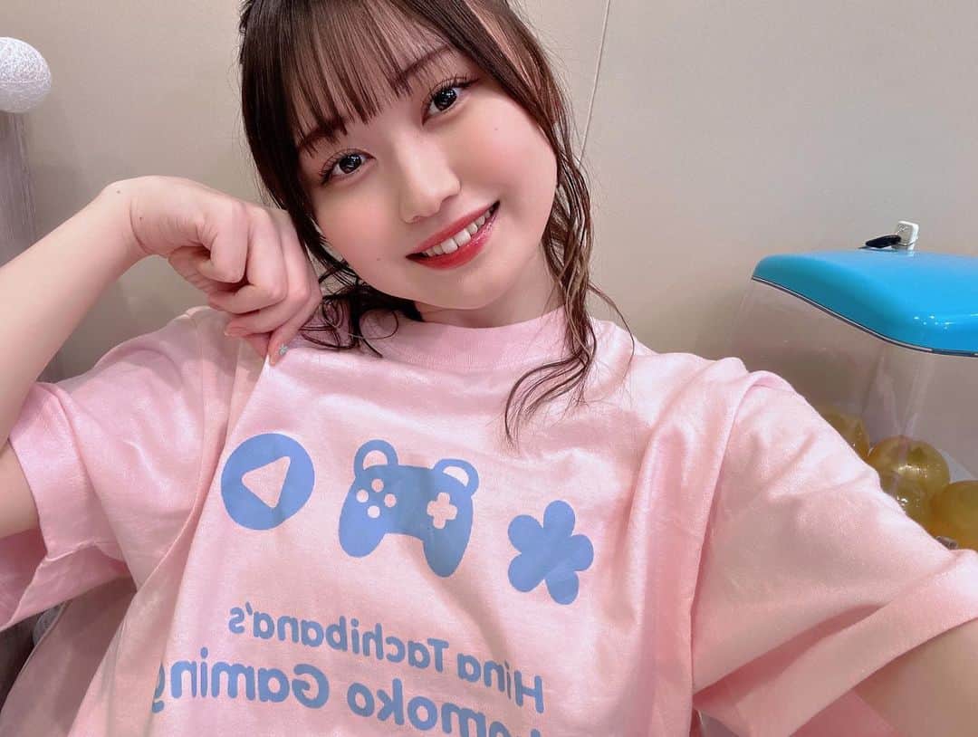 立花日菜のインスタグラム：「もこげー🧸💝 ⠀ ⠀ 2度目のフォールガイズめちゃ楽しかった〜🎮♡ グッズのTシャツを着させてもらったよ🩷 Tシャツとパーカーは10/25まで受注販売受け付けてますので ぜひみんなこれを着てイベント会場に遊びに来てくれ〜〜❣️」