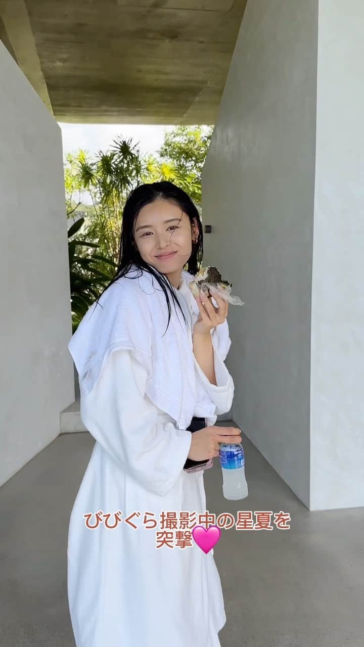 のインスタグラム：「今日はついに！星夏本人からびびぐらのお渡し会💖  ラストのオフショット動画を公開します✨  念願のスパムおにぎりを夢中で頬張る 姿が可愛すぎました🥺💘 #vivi #びびぐら #古畑星夏 #viviモデル #グラビア #写真集 #オフショット #オフショットムービー」