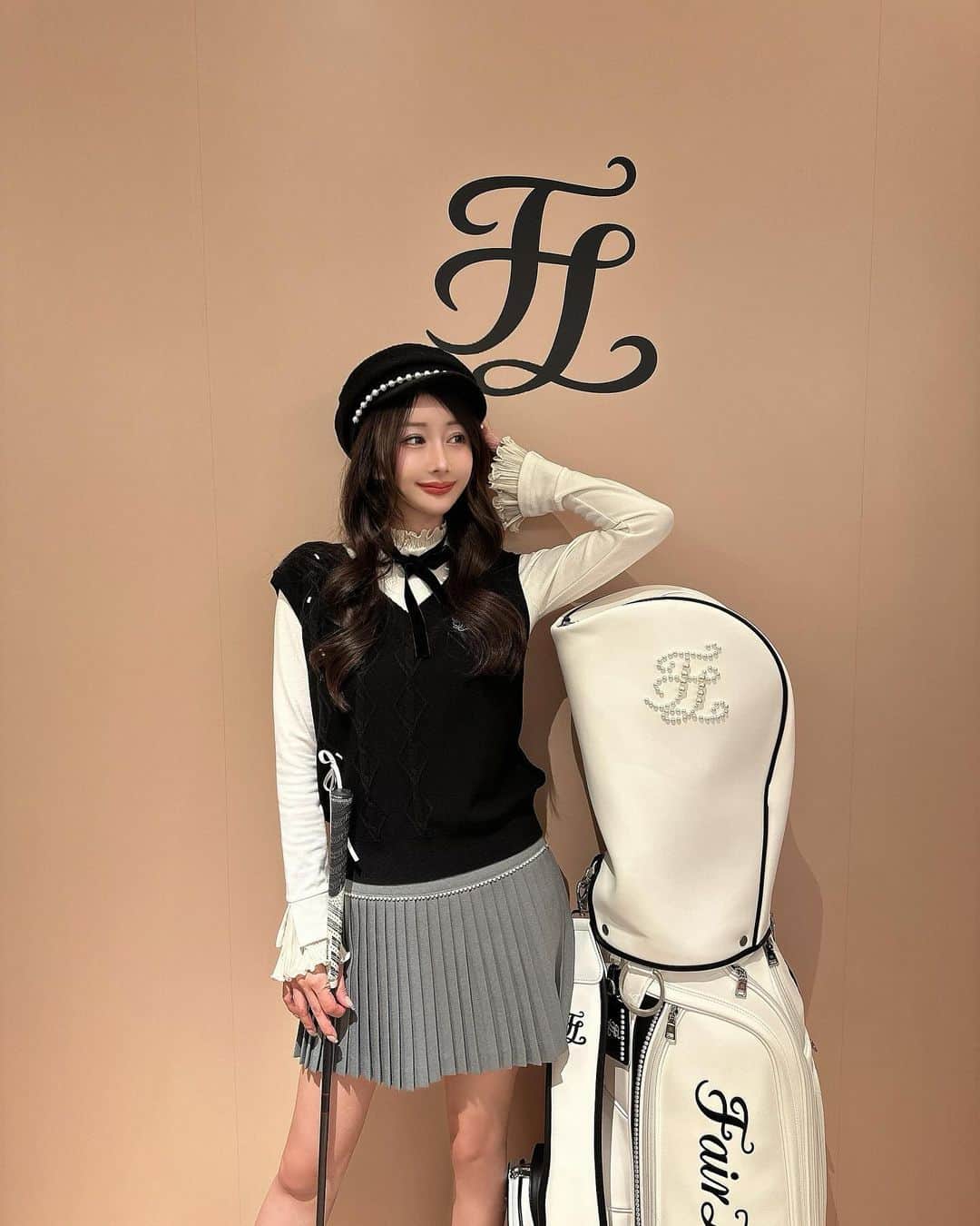 ゆかちんさんのインスタグラム写真 - (ゆかちんInstagram)「激カワなゴルフウェア💛🌼  このコーデを着てゴルフに行きたい🏌️‍♀️ スコアが悪くても、グダグダになっても こんな可愛い服を着てコース回ってたら なんとか許してくれそー🫣w ゴルフ一緒に行ってくれる方募集💓⛳️笑  #ゴルフウェア #ゴルフ女子  #ゴルフウェアコーデ #ゴルフ」10月22日 13時57分 - y__chan___