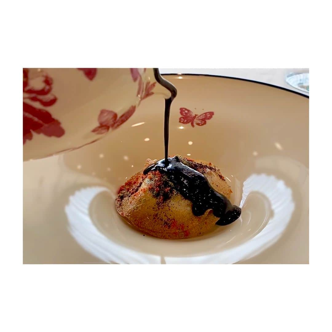 樋口楓さんのインスタグラム写真 - (樋口楓Instagram)「GUCCIのレストラン🍴🥮with💯🦂  内装めちゃきれいだった❗️ 泡の中身…忘れました🤣笑 創作料理おもしろいね🤣笑  #guccı #guccirestarant #guccicafè  #gucciosteria  #グッチオステリア @gucciosteria」10月22日 14時00分 - kaederon