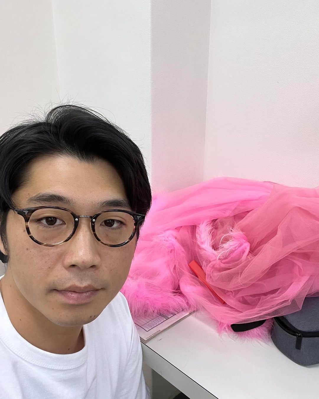 新山士彦のインスタグラム：「福井県で最高の眼鏡と出逢いました。 ZAZYの抜け殻とも出逢いました。 #bjclassiccollection」