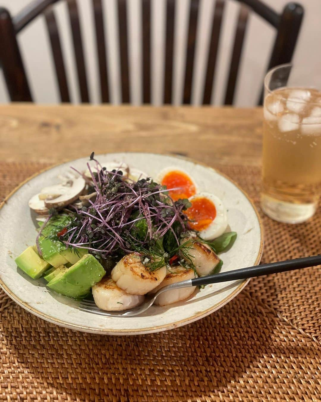 田中マヤさんのインスタグラム写真 - (田中マヤInstagram)「毎日のように食べても飽きない、私の定番の 晩ご飯・おつまみ🤭  できるだけ夜は炭水化物を抜くようにしていて ぱぱぱーーーっと作れるサラダが私のほぼ定番✨  バランスも良く、お酒にも合う🤭 この日はハイボール✨  ホタテ・イカ・エビ・お刺身・海藻・豆腐などでバリエーションしてます✨  ホタテが焼く時間も短くて下処理もしなくていいから 便利なの🥹 プリン体もイカやエビより少ないよ✨  【私の定番サラダ】 ホタテ ベビーリーフ アボカド レッドキャベツスプラウト マッシュルーム ゆで卵（お水から10分半） ディル　もあっからホタテのところにパラっと  【ドレッシング】 オリーブオイル ニンニクすりおろし バルサミコ酢 レモン汁 塩 胡椒  #サラダ #おつまみ #私の定番 #定番 #定番料理 #マヤのごはん #晩ご飯 #お酒のつまみ #酒の肴」10月22日 14時03分 - tanakamaya__official