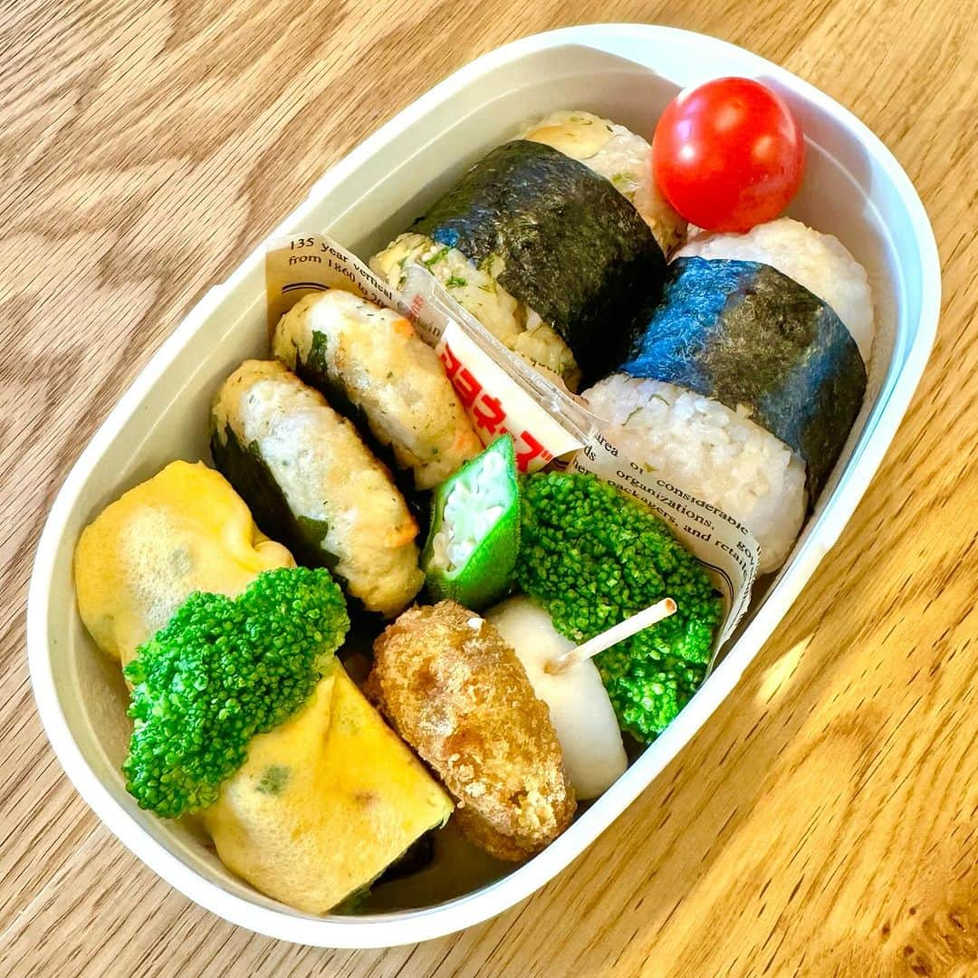 おちあやこのインスタグラム：「今日の娘弁当。  運動会弁当です。 子どもは教室で食べて、親は家で食べるので 大掛かりなお弁当はなし。  娘のリクエストに応えて、 おにぎり 卵焼き 鶏つくねと大葉のなんとか焼き（冷凍） チーズかまぼこ かぼちゃコロッケ（冷凍）  結局、1週間休んですぐ運動会。 元気にはなったけど、運動会直前の1週間はきっと練習は濃かっただろーし、駆けっこの脚は鈍る。  でも、楽しみにしてた運動会に参加出来たのは良かった。  しかし…寒くなるって言ってなかった？ むちゃくちゃ暑いんだけど。  #今日の娘弁当 #今日のお弁当 #お弁当 #弁当記録 #運動会弁当」