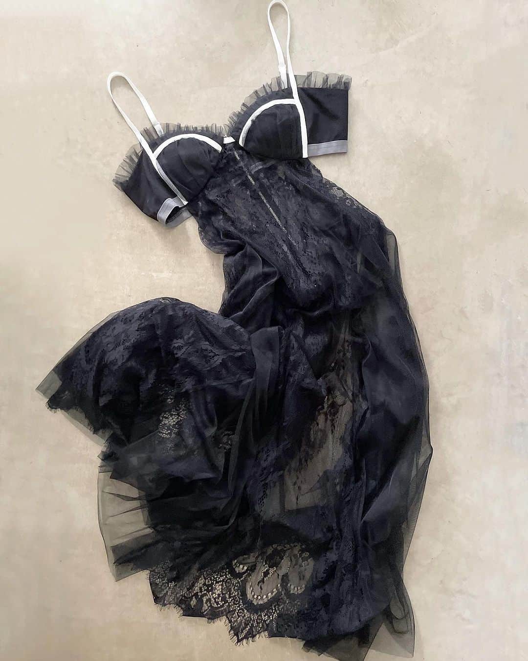 chinatsu614さんのインスタグラム写真 - (chinatsu614Instagram)「Black lace layered dress. #labelleetude #enfold #herincye #pellicosunny #adlinhue  ・ ・ ・  Tシャツやハイネックにレイヤード合わせも可愛い テープトリムで縁取ったモードライクなランジェリーワンピース。  おばちゃんには全部見せは あまあま過ぎちゃうので笑 ワンピースの下にレイヤードでチラ見せ❤︎」10月22日 14時15分 - chinatsu614