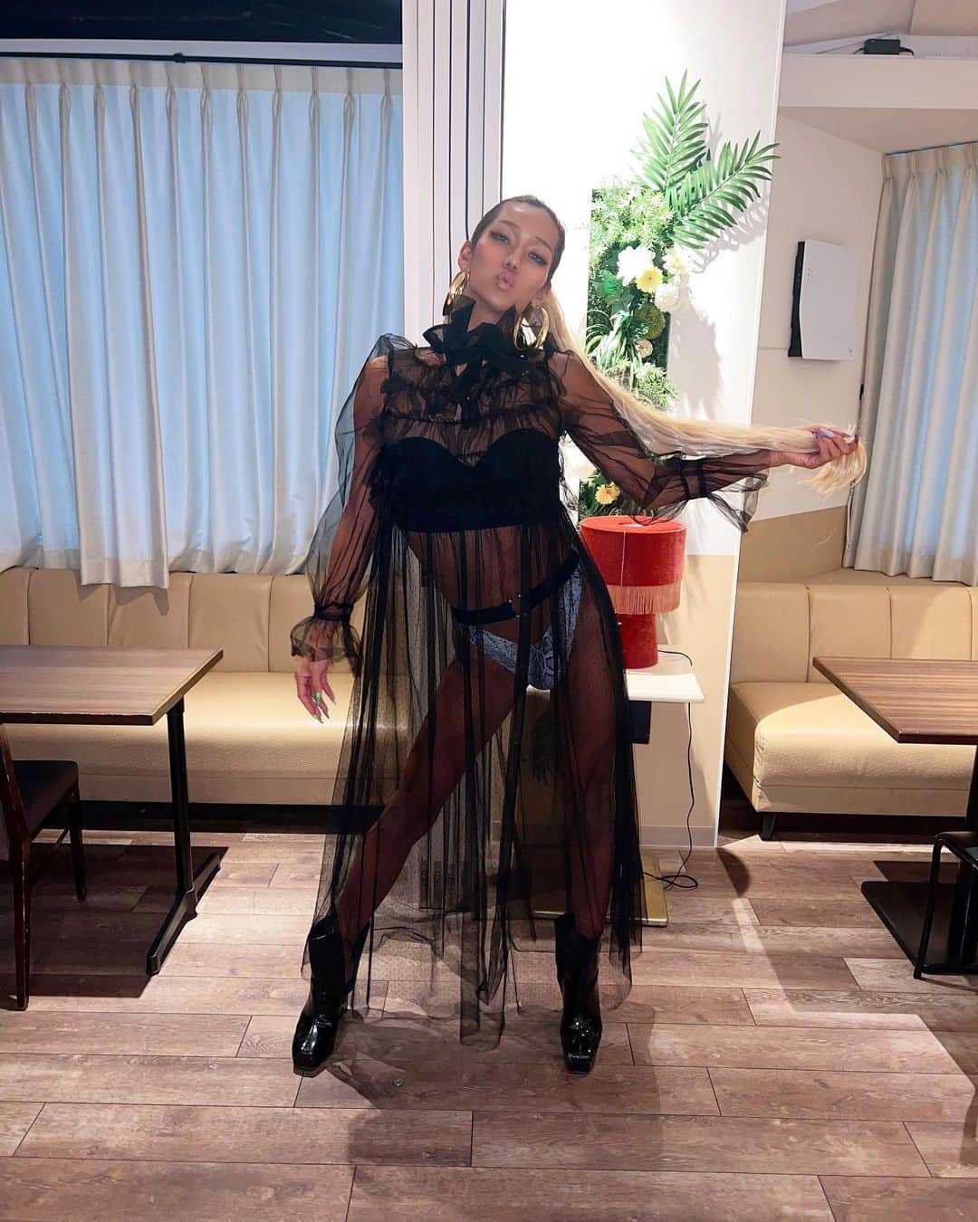 のインスタグラム：「in金沢ーー！！！！！！！ 盛り上がってくれた 沢山の皆さんありがとうございました♡  いやぁぁぁ  ファロワーさんのとこにサプライズして行くのは楽しい反面 最初は やぱり静かで、、、 盛り上がるか不安やったんですけど、  キューティハニーくらいで ボルテージあがってくれて何より♡  なんかドレスがいいのかな どんな衣装がいいかなと悩んだけど  意外とこれ踊りやすく！  かっこよくなれた！！  野外で今度は踊りたいな♡♡   お2人おめでとうございます！♡♡  #あのうめたん #名古屋 #モデル #美容 #make #ラナンキュラス #錦 #おばんざい #飲食店 #BAR #東京 #名古屋グルメ #調理師 #美容師 #トータルビューティ #タレント #ユニセックス #高身長 #GAL #ギャル #ハイトーン #さつき調理福祉学院 #中部美容専門学校  #RANUNCULUS」