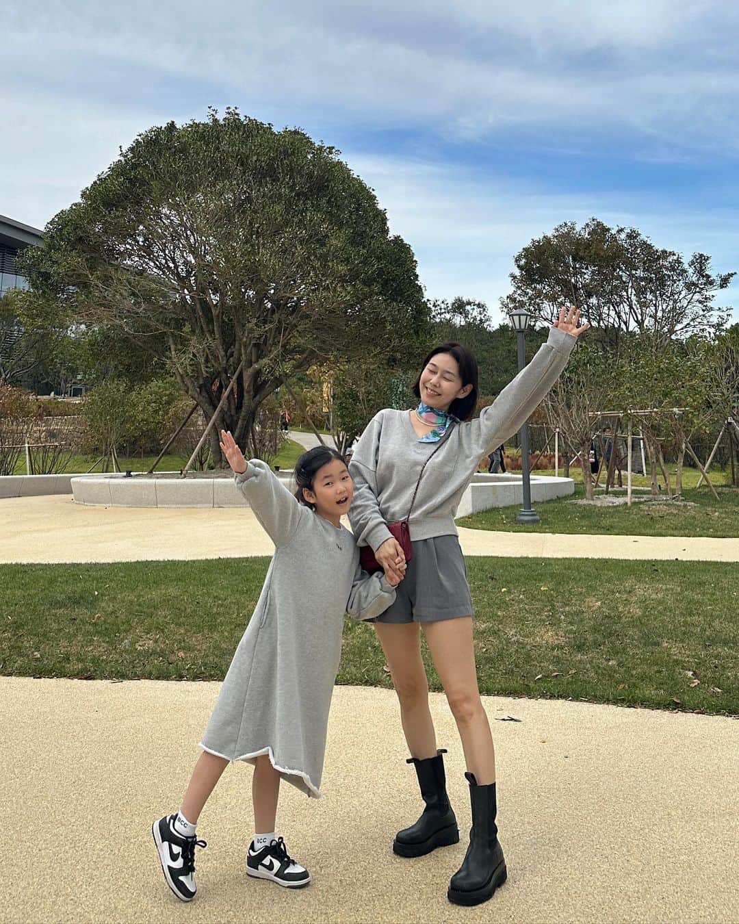 のインスタグラム：「- 정말 실컷 뛰어 놀았다! 자! 이제 우리 바다 보러 가자~~~ 렛츠 고! 해운대로💃🏼」