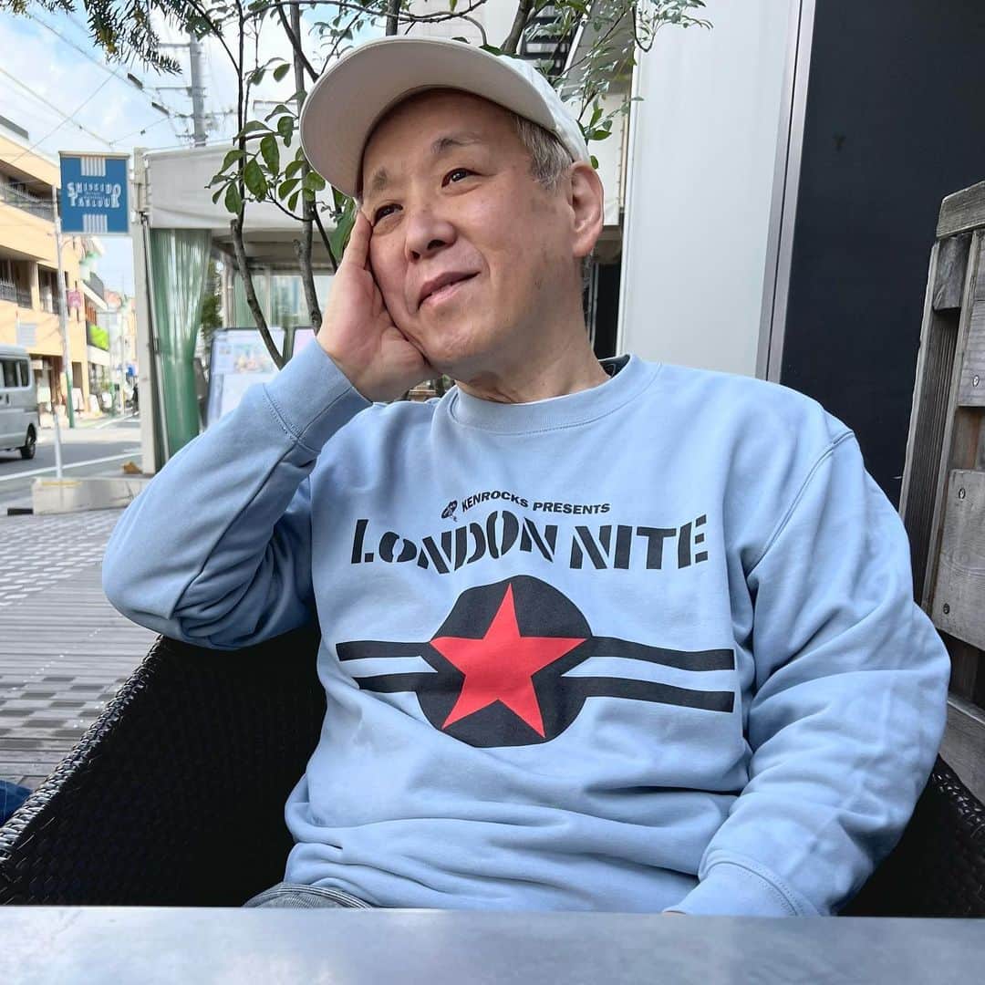 Kensho Onukiのインスタグラム：「陽射しがあっても体感温度はブルブルッなんて季節到来！そんな時、バサってかぶれるスウェット・トレーナーがあると助かりますよね。安心、安定の人気アイテム。ぜひネットショップにてチェックよろしくデス🆗🙆‍♂️ プロフィール欄リンクから覗いてみてくださ〜い。ありがとうございます♪♪ #londonnite #netshop #fallfashion #sweat #トレーナー」