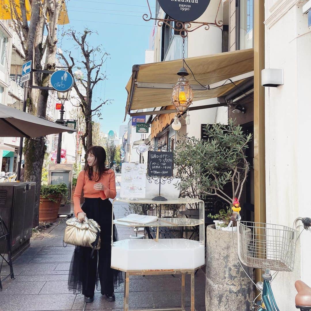 澤辺美香さんのインスタグラム写真 - (澤辺美香Instagram)「高知に遊びに行った時のコーデです♡  ブラックのパンツのみだとメンズライクになりすぎるかなと思ったのでチュールを巻きました♡  #私服コーデ #大人カジュアル#秋コーデ」10月22日 14時28分 - mikasawabe