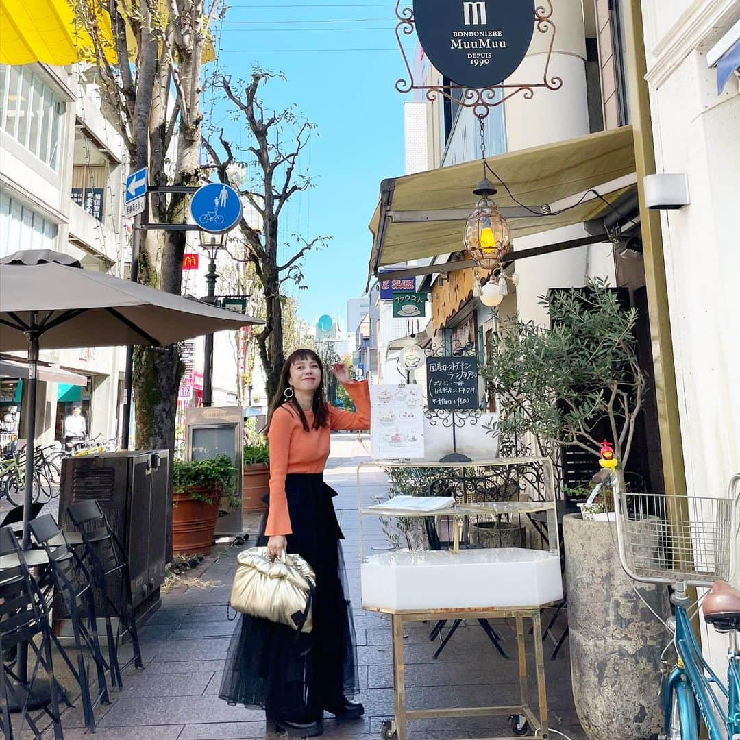 澤辺美香のインスタグラム：「高知に遊びに行った時のコーデです♡  ブラックのパンツのみだとメンズライクになりすぎるかなと思ったのでチュールを巻きました♡  #私服コーデ #大人カジュアル#秋コーデ」